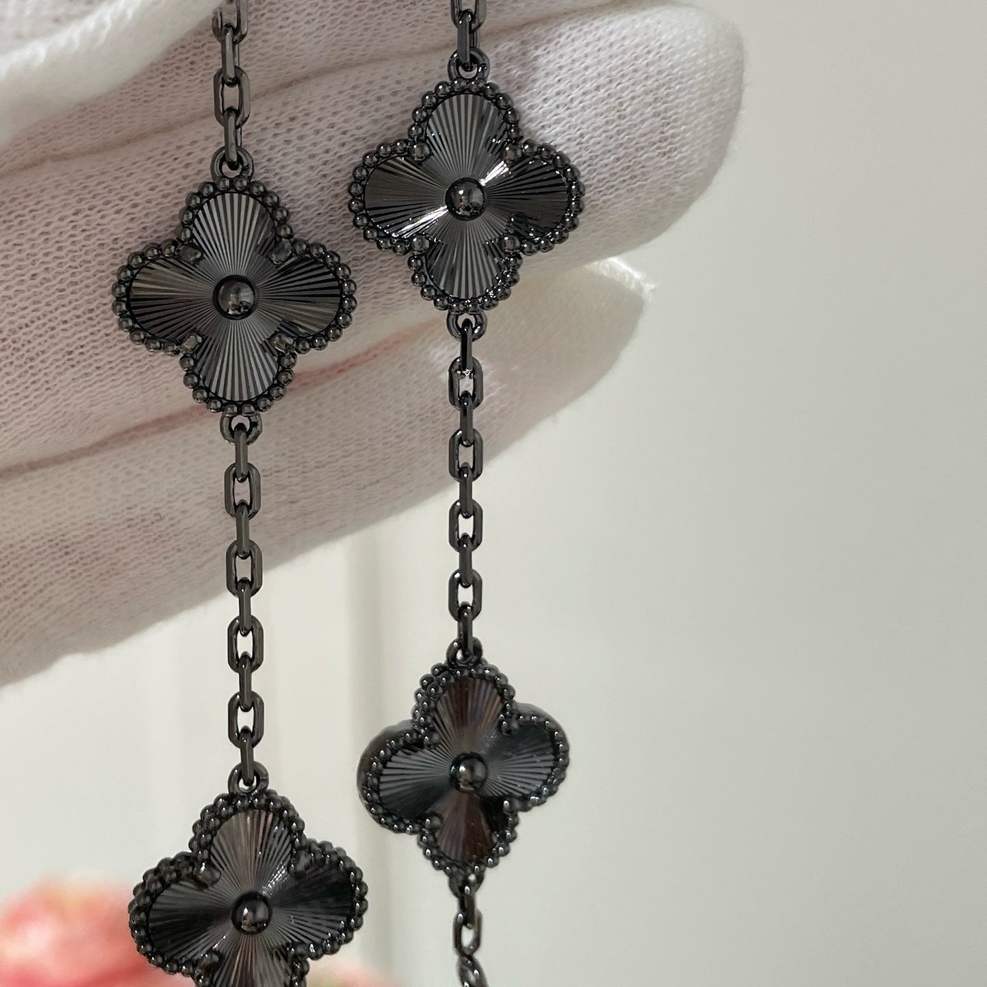 [Glow Jewelry]New CLOVER 5 MOTIF BLACK BRACELET