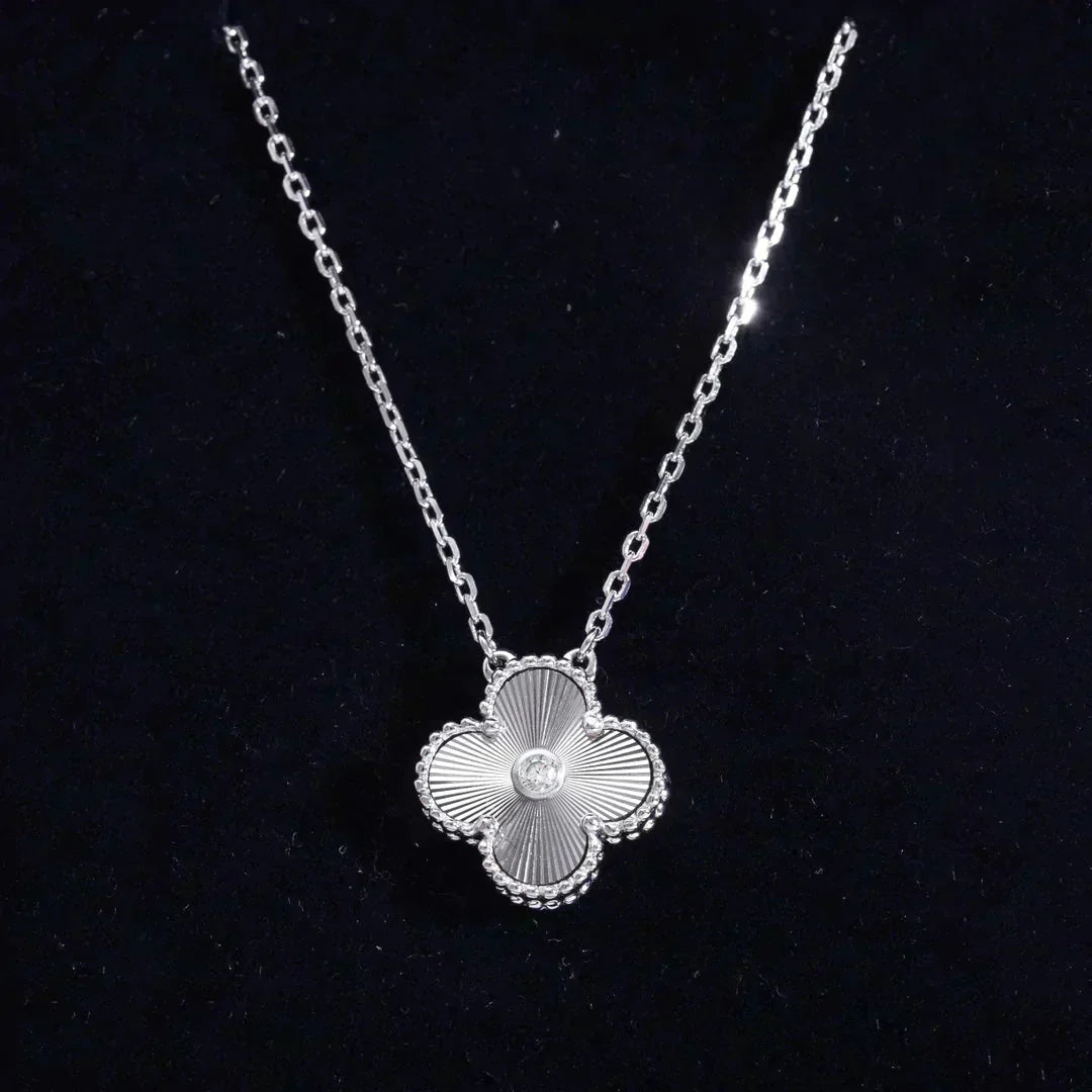 [Radiant Gem]¯CLOVER  15MM DIAMOND LASER NECKLACE SILVER