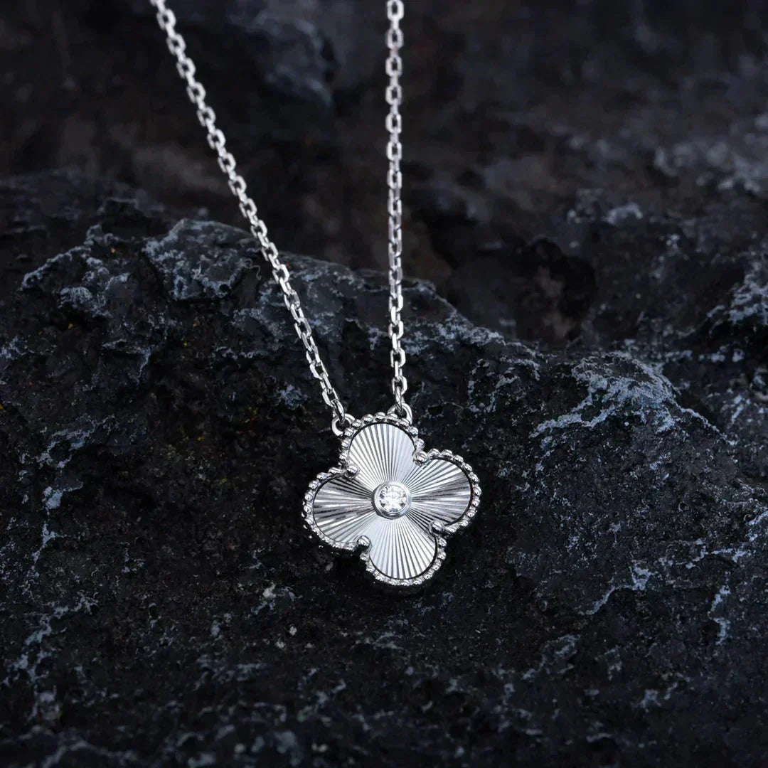 [Radiant Gem]¯CLOVER  15MM DIAMOND LASER NECKLACE SILVER