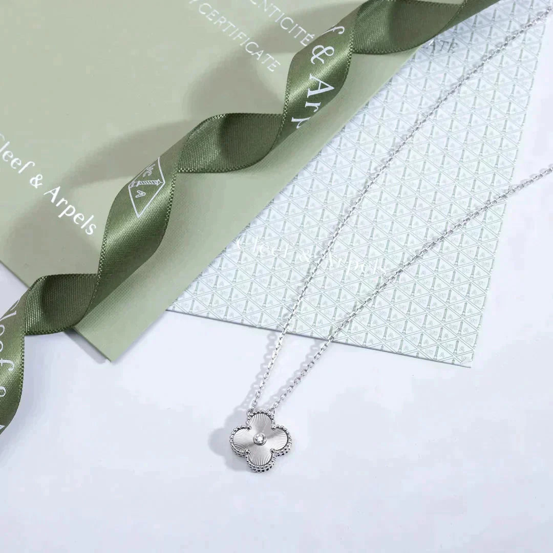 [Radiant Gem]¯CLOVER  15MM DIAMOND LASER NECKLACE SILVER