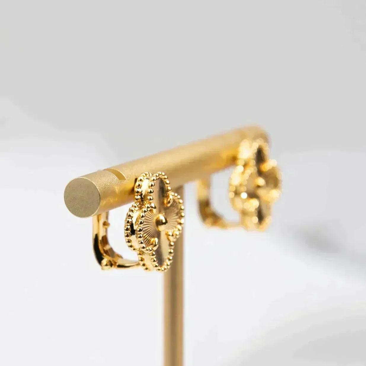 [Radiant Gem]¯CLOVER MEDIUM 1 MOTIFS LASER EARRINGS