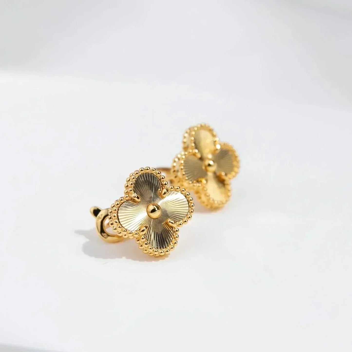 [Radiant Gem]¯CLOVER MEDIUM 1 MOTIFS LASER EARRINGS