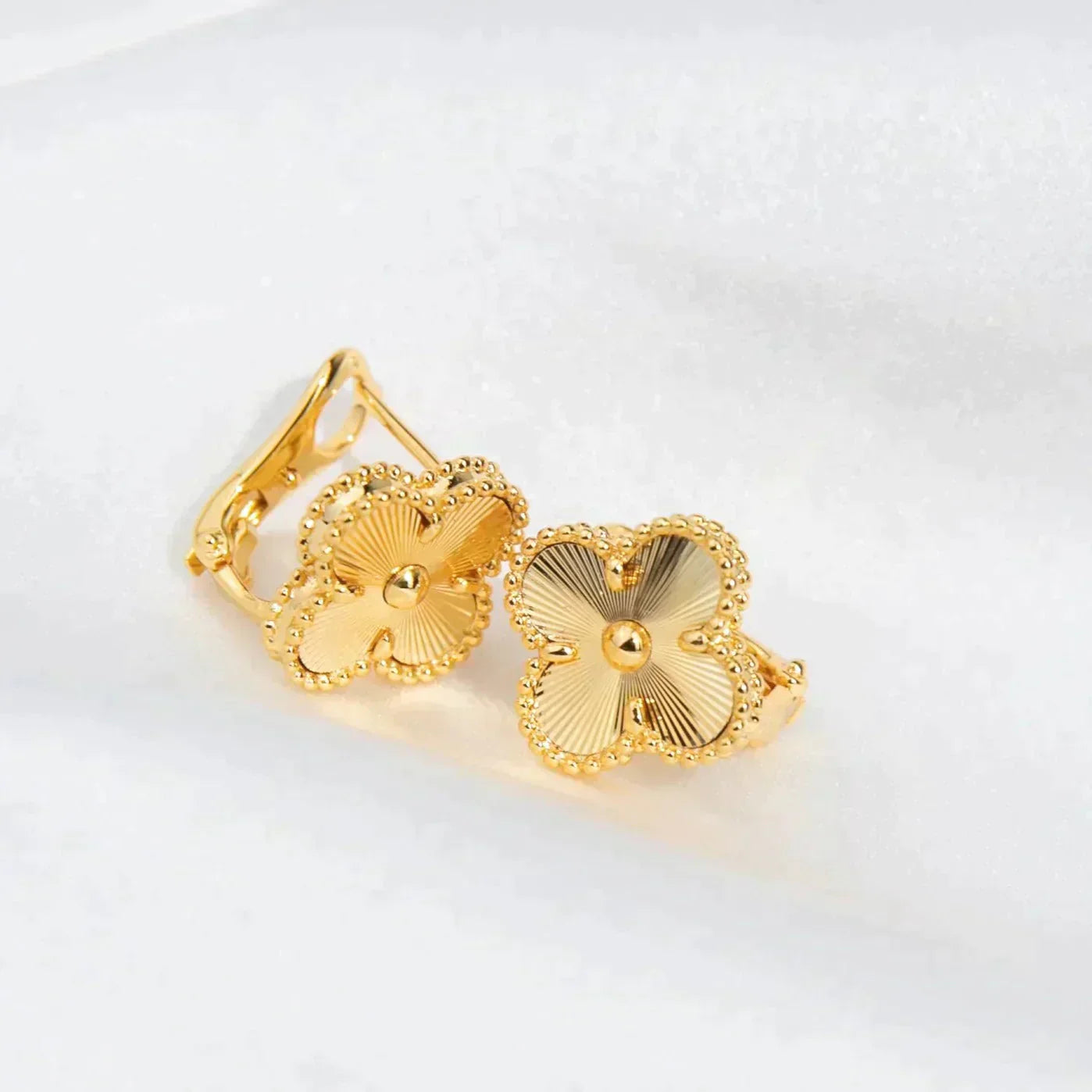 [Radiant Gem]¯CLOVER MEDIUM 1 MOTIFS LASER EARRINGS