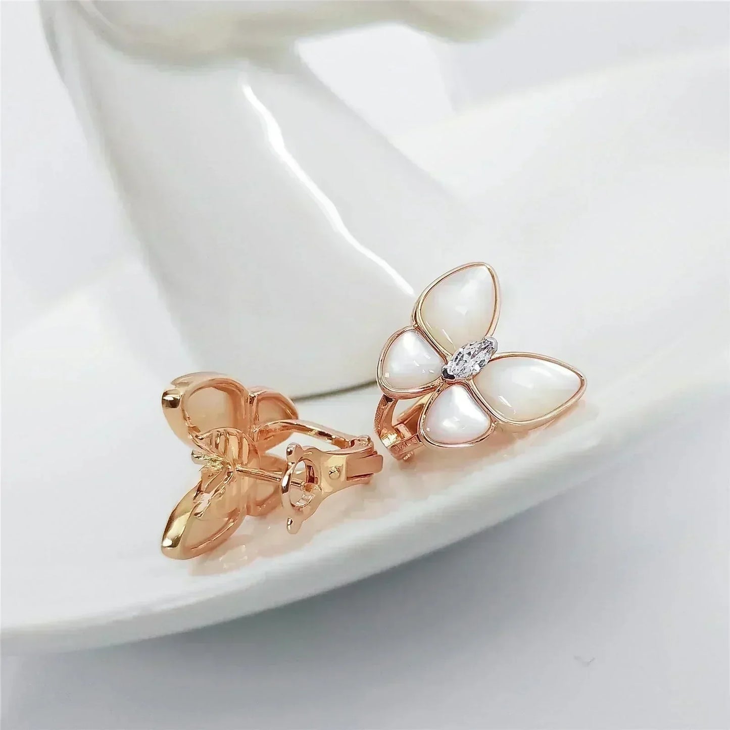 [Radiant Gem]¯BUTTERFLY MOP DIAMOND EARRINGS