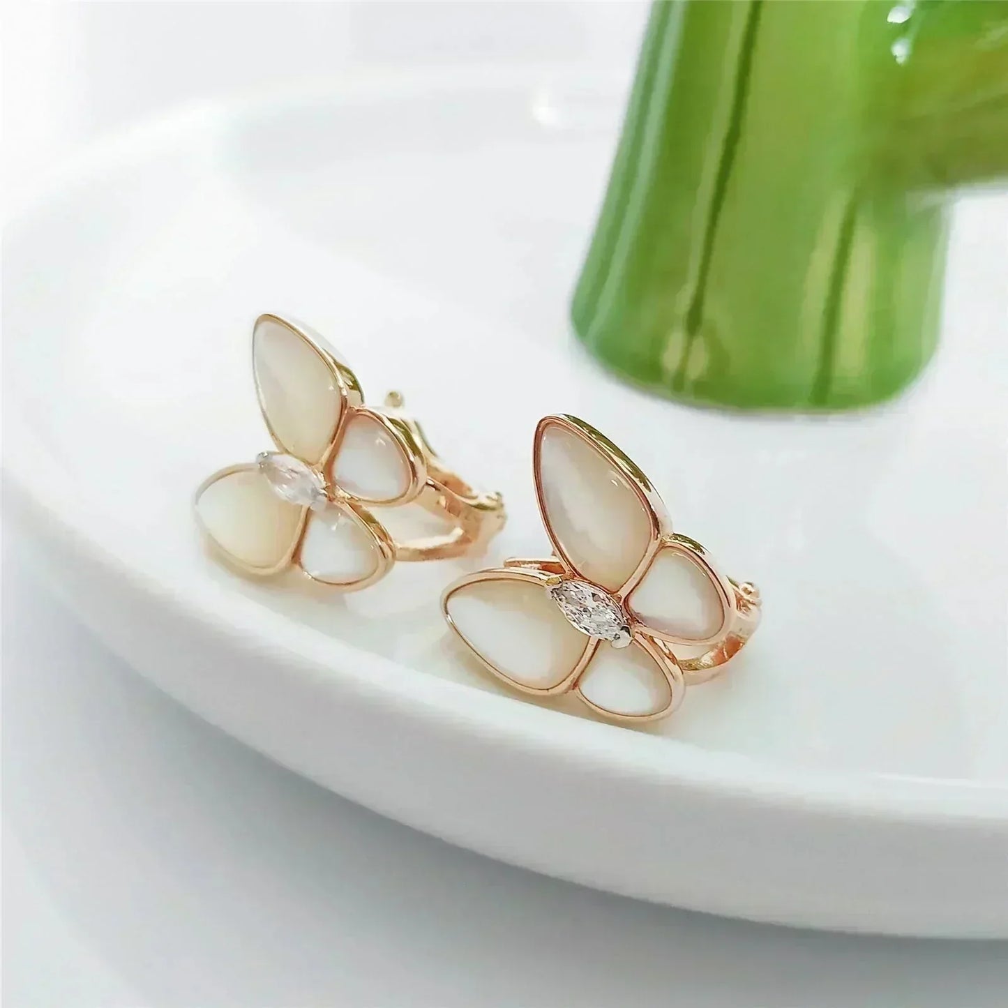 [Radiant Gem]¯BUTTERFLY MOP DIAMOND EARRINGS