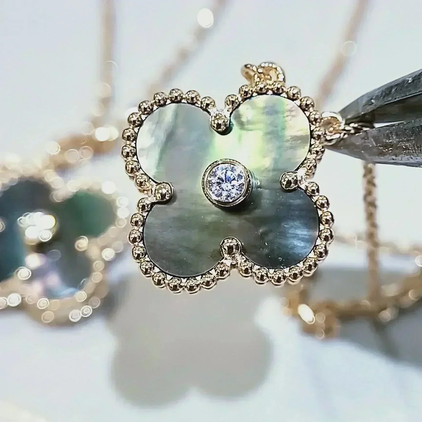 [Radiant Gem]¯CLOVER 15MM DIAMOND AND MOTHER-OF-GREY NECKLACE