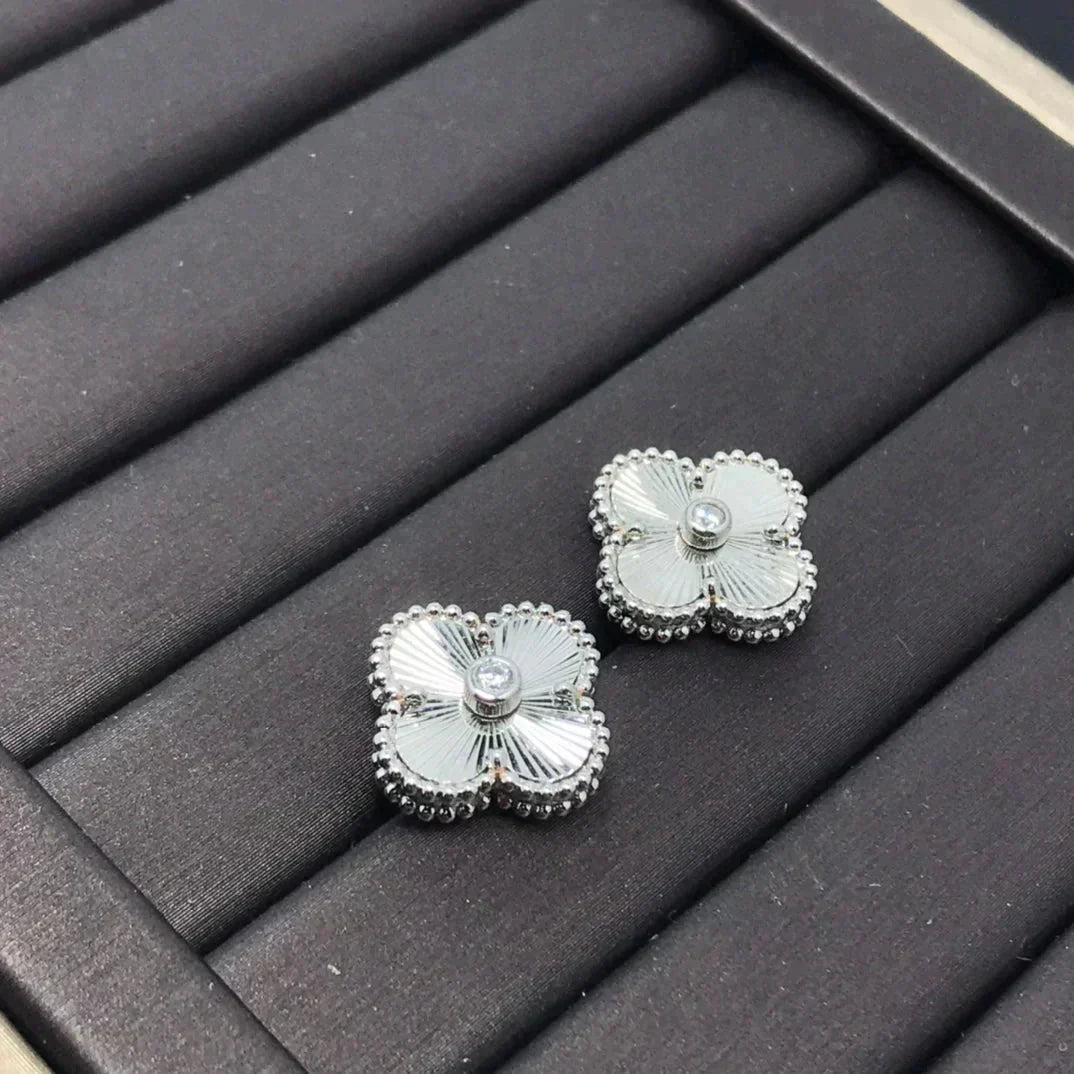 [Radiant Gem]¯CLOVER MINI 9.5MM LASER EARRINGS