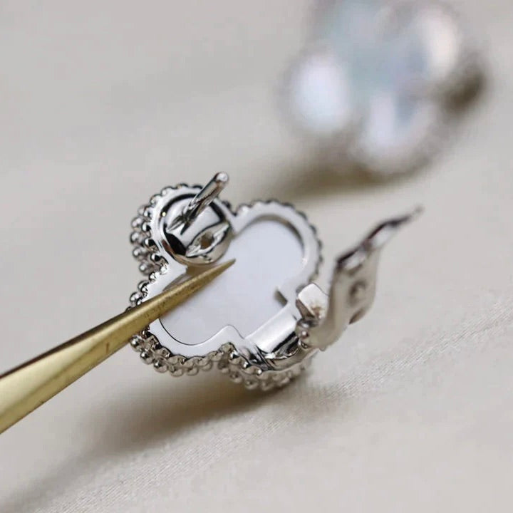 [Radiant Gem]¯CLOVER MEDIUM 1 MOTIFS  WHITE MOP EARRINGS SILVER