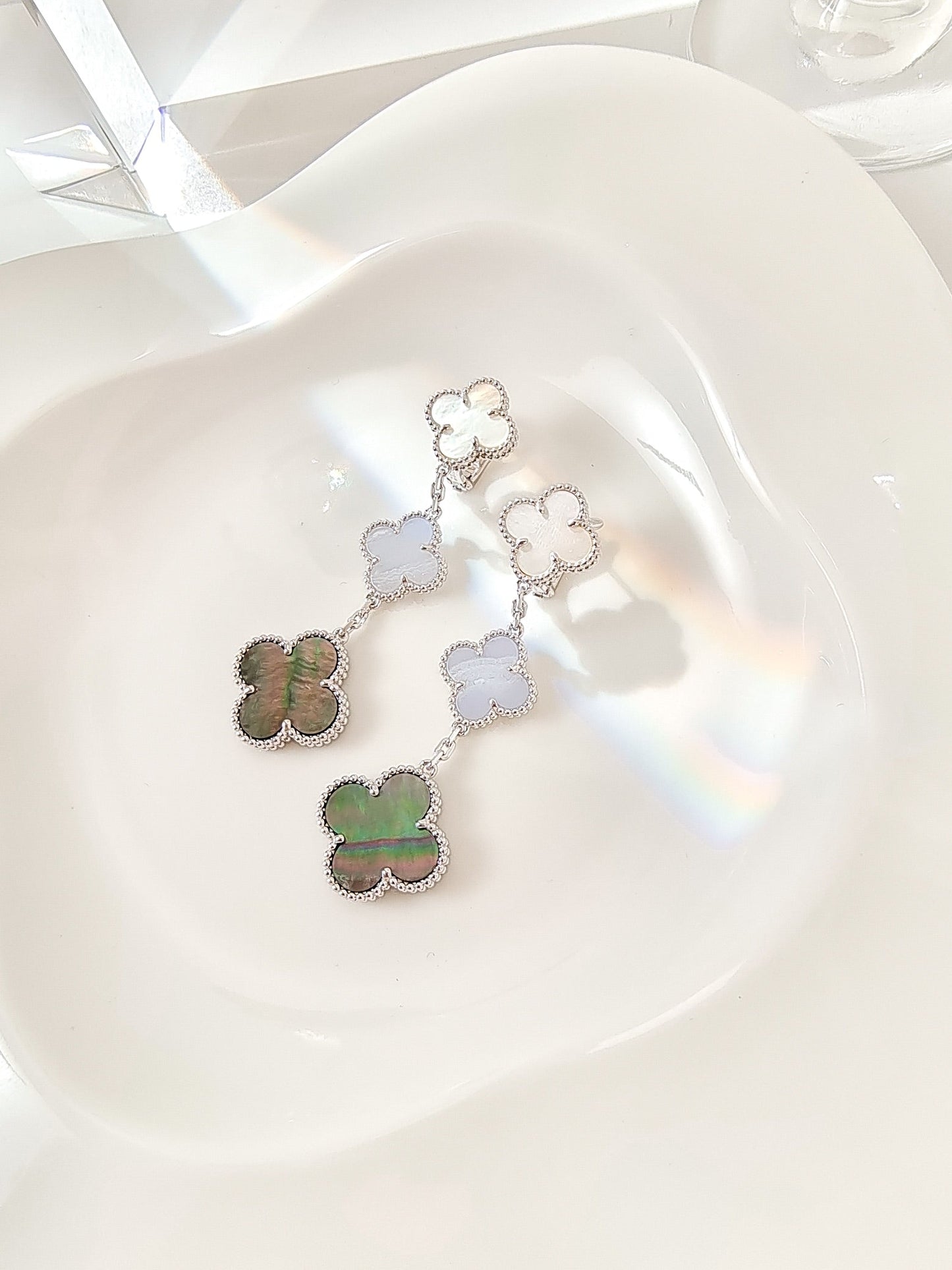 [Radiant Gem]¯CLOVER 3 MOTIFS CHALCEDONY DARK MOP SILVER EARRINGS