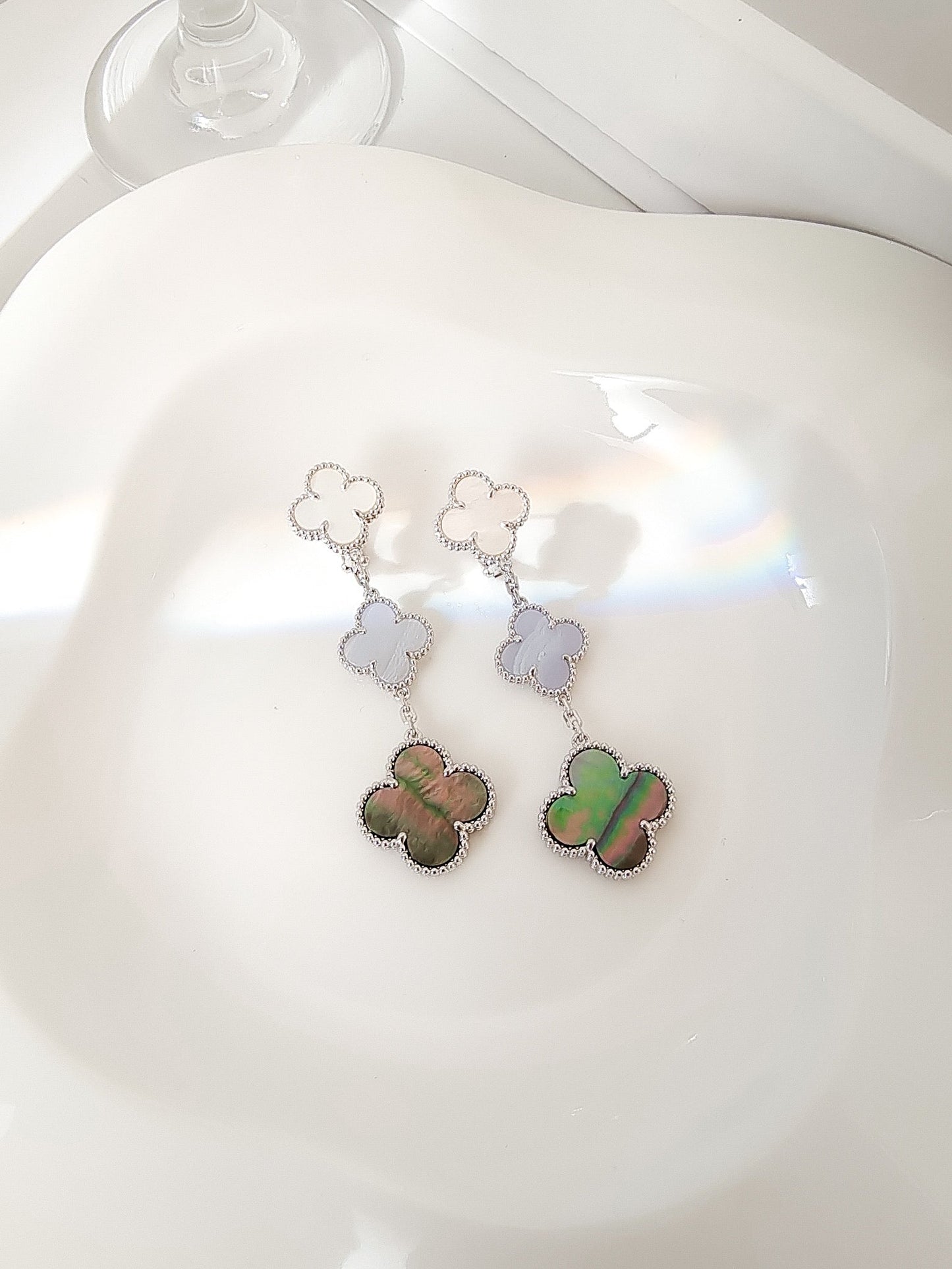 [Radiant Gem]¯CLOVER 3 MOTIFS CHALCEDONY DARK MOP SILVER EARRINGS