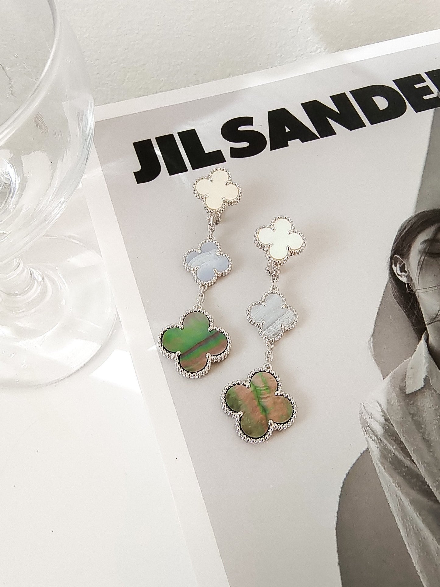 [Radiant Gem]¯CLOVER 3 MOTIFS CHALCEDONY DARK MOP SILVER EARRINGS