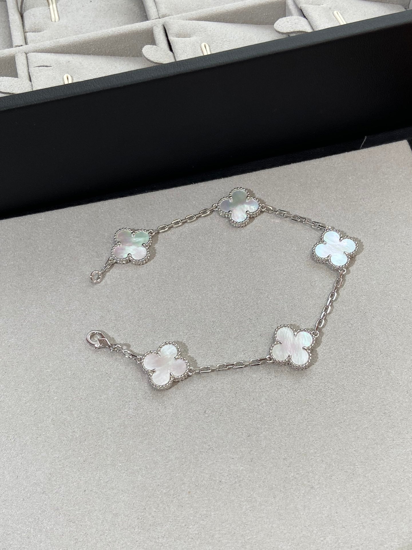 [Radiant Gem]New CLOVER WHITE PEARL MOP 5 MOTIF BRACELET COLLECTION