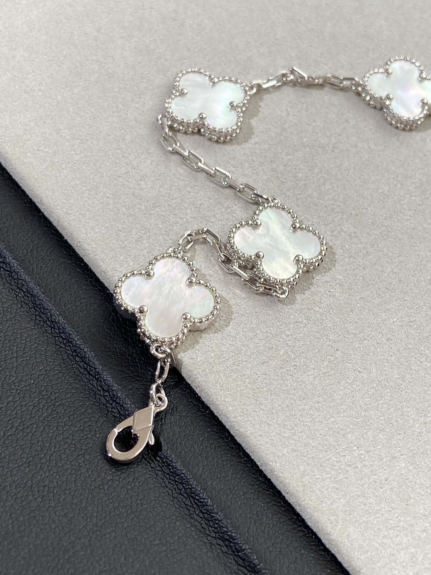[Radiant Gem]New CLOVER WHITE PEARL MOP 5 MOTIF BRACELET COLLECTION
