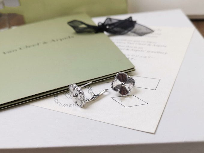 [Radiant Gem]¯CLOVER MEDIUM STUD EARRINGS