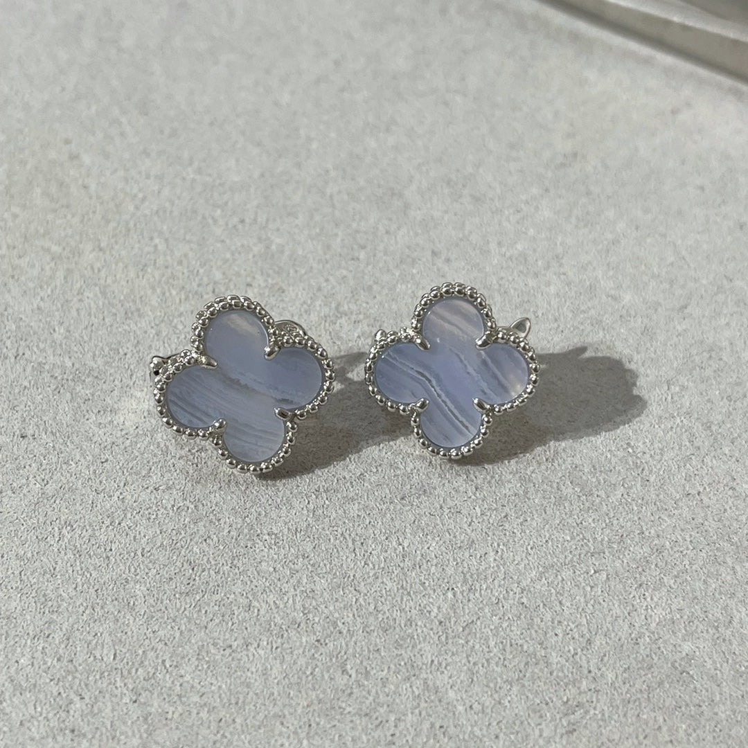 [Radiant Gem]¯CLOVER CHALCEDONY SILVER STUD EARRINGS