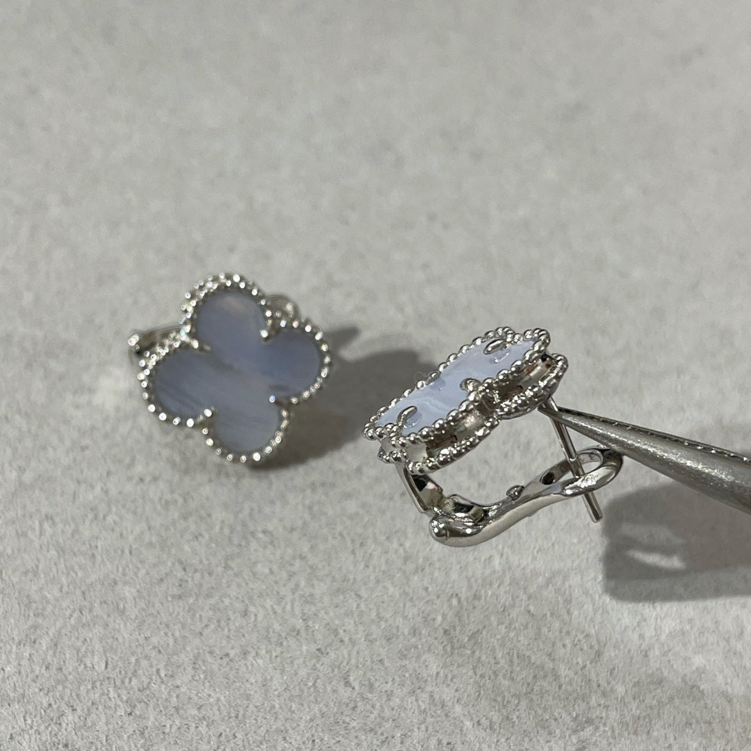 [Radiant Gem]¯CLOVER CHALCEDONY SILVER STUD EARRINGS