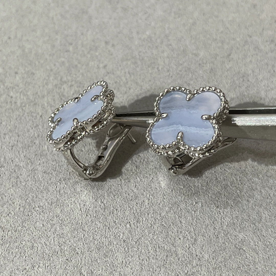 [Radiant Gem]¯CLOVER CHALCEDONY SILVER STUD EARRINGS