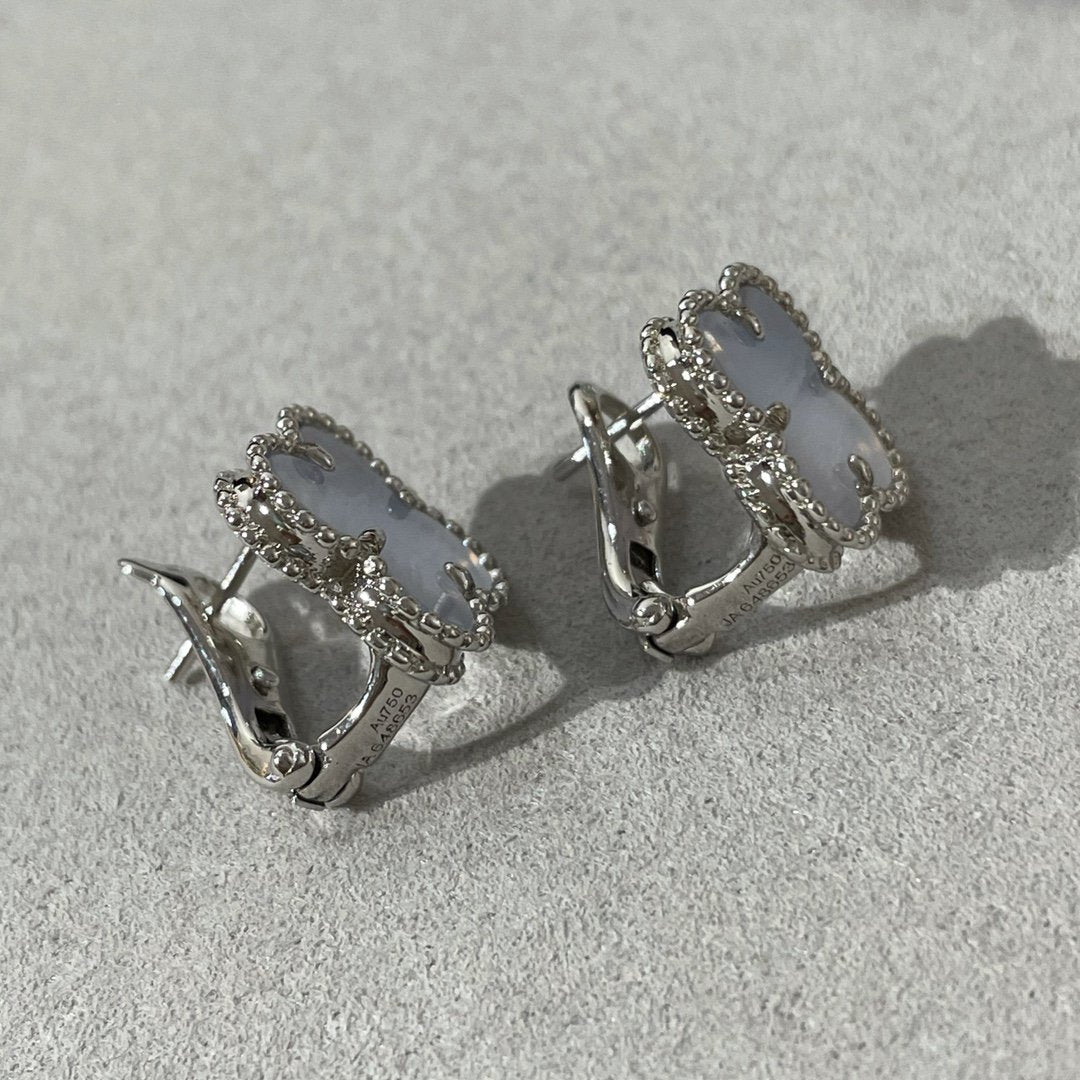 [Radiant Gem]¯CLOVER CHALCEDONY SILVER STUD EARRINGS