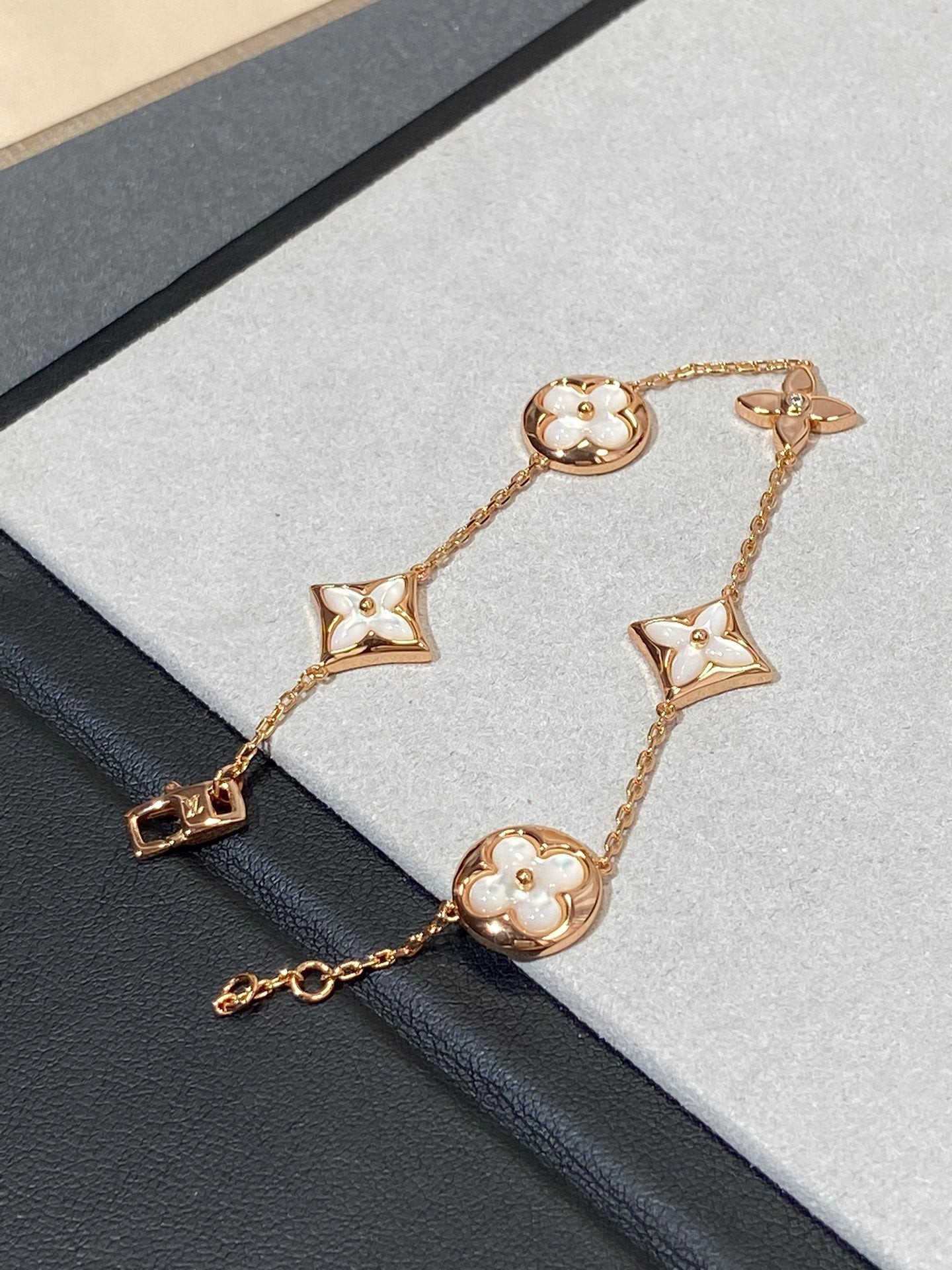 [Radiant Gem]¯STAR AND SUN 5 MOTIF MOP PINK GOLD BRACELET