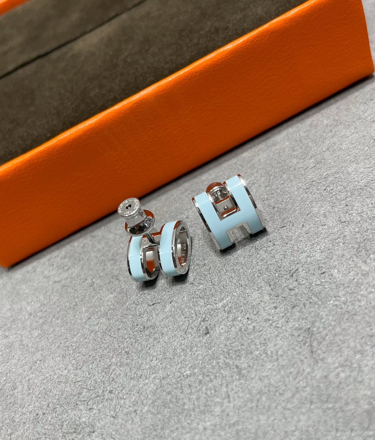[Radiant Gem]¯POP H SKY BLUE STUD EARRINGS