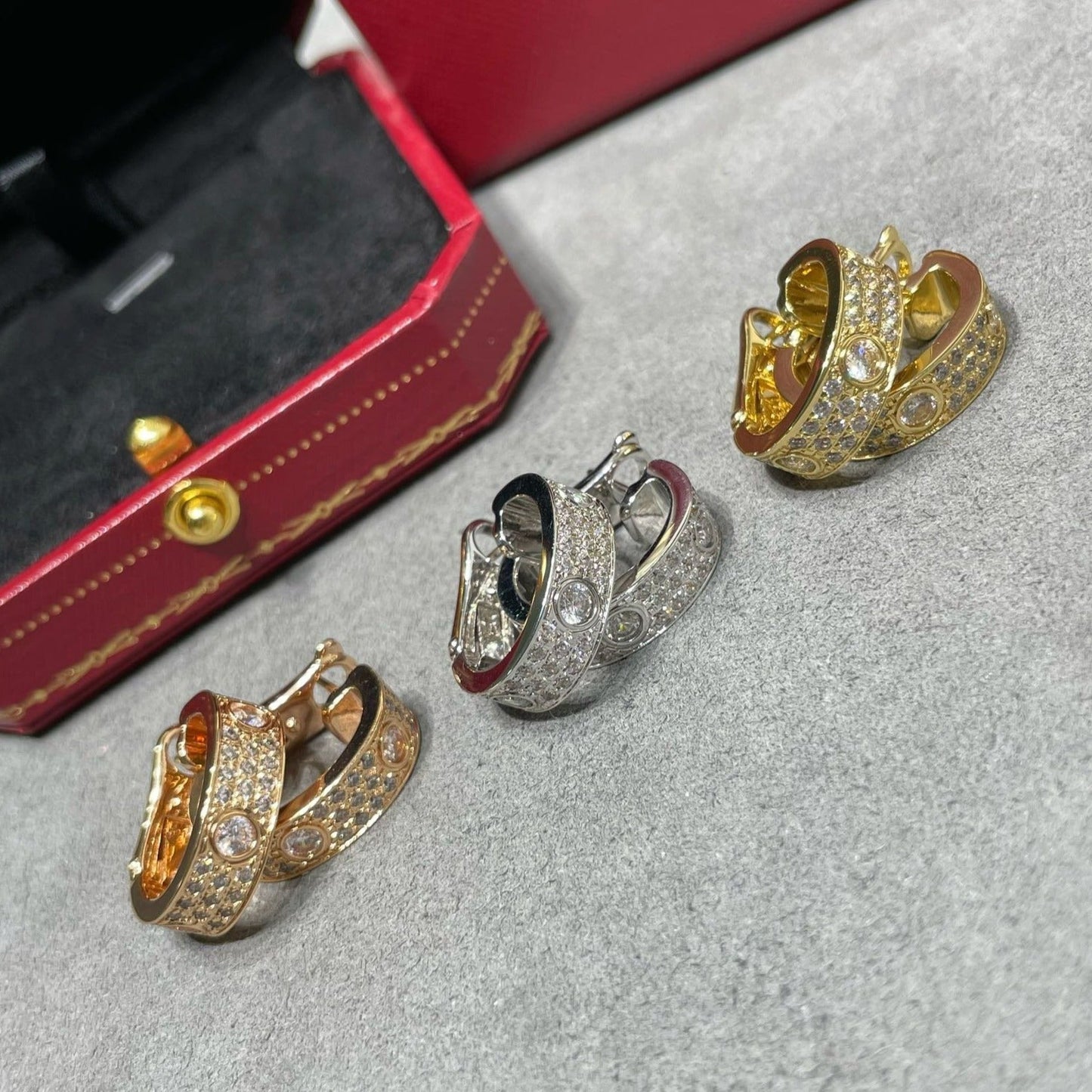 [Radiant Gem]¯LOVE 5.5MM DIAMOND PAVED EARRINGS