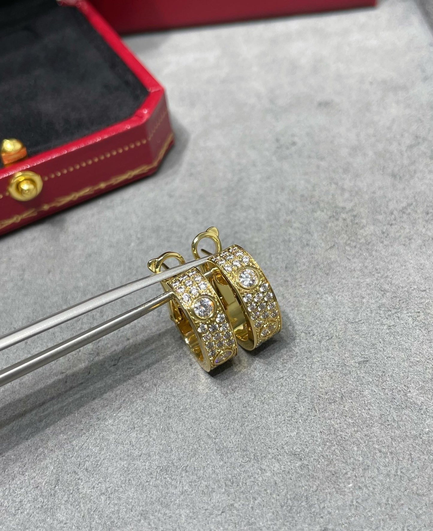 [Radiant Gem]¯LOVE 5.5MM DIAMOND PAVED EARRINGS