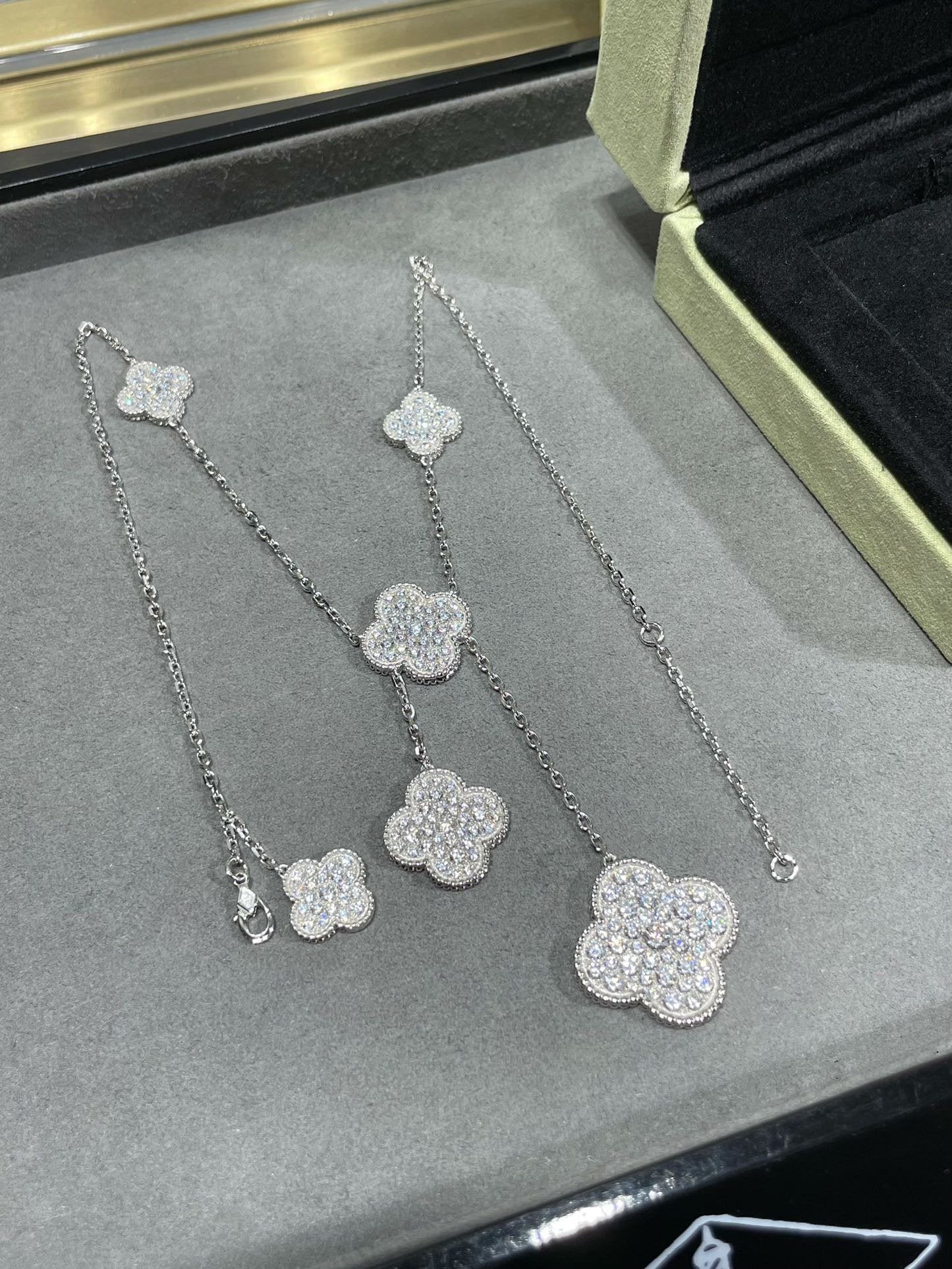 [Radiant Gem]¯CLOVER 6 MOTIF DIAMOND PAVED NECKLACE