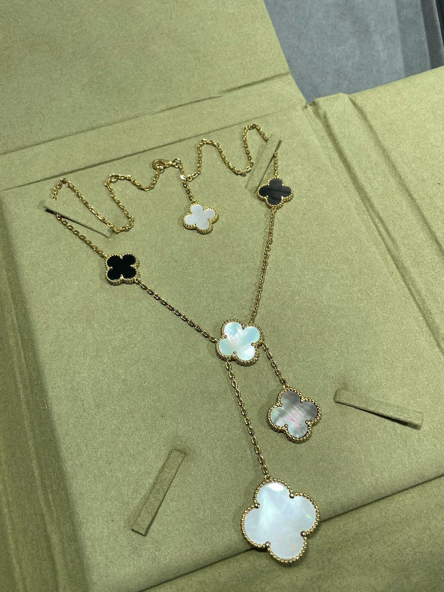 [Radiant Gem]¯CLOVER 6 MOTIF MOP ONYX GOLD NECKLACE