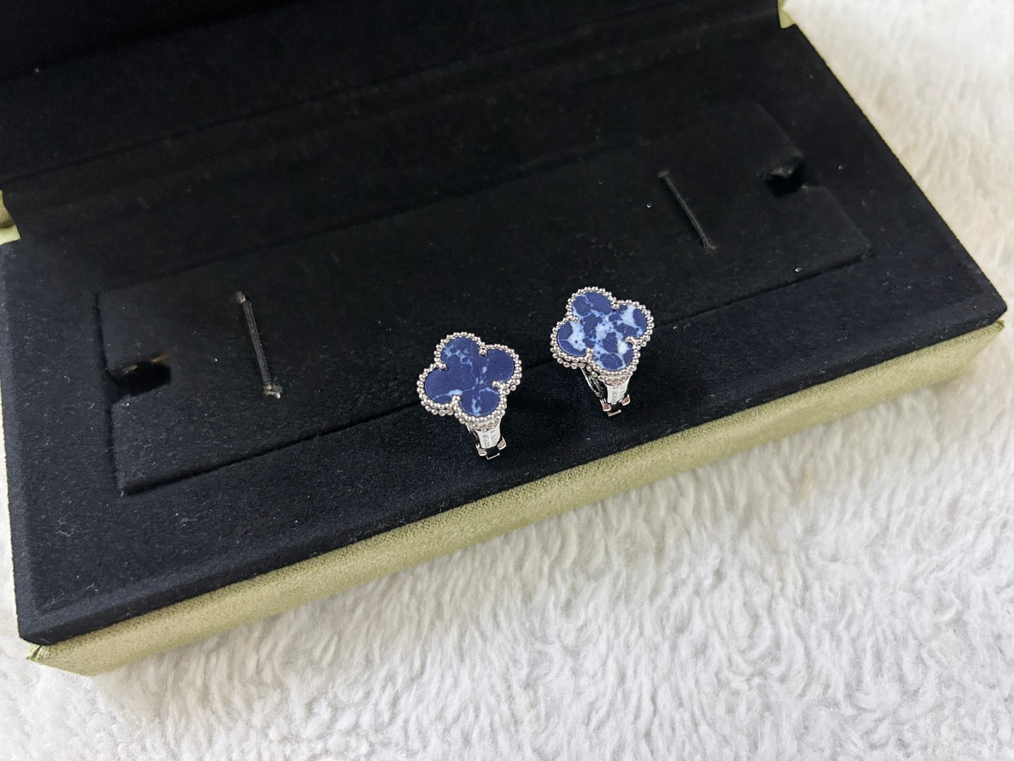 [Radiant Gem]¯CLOVER PIETERSITE MEDIUM STUD EARRINGS