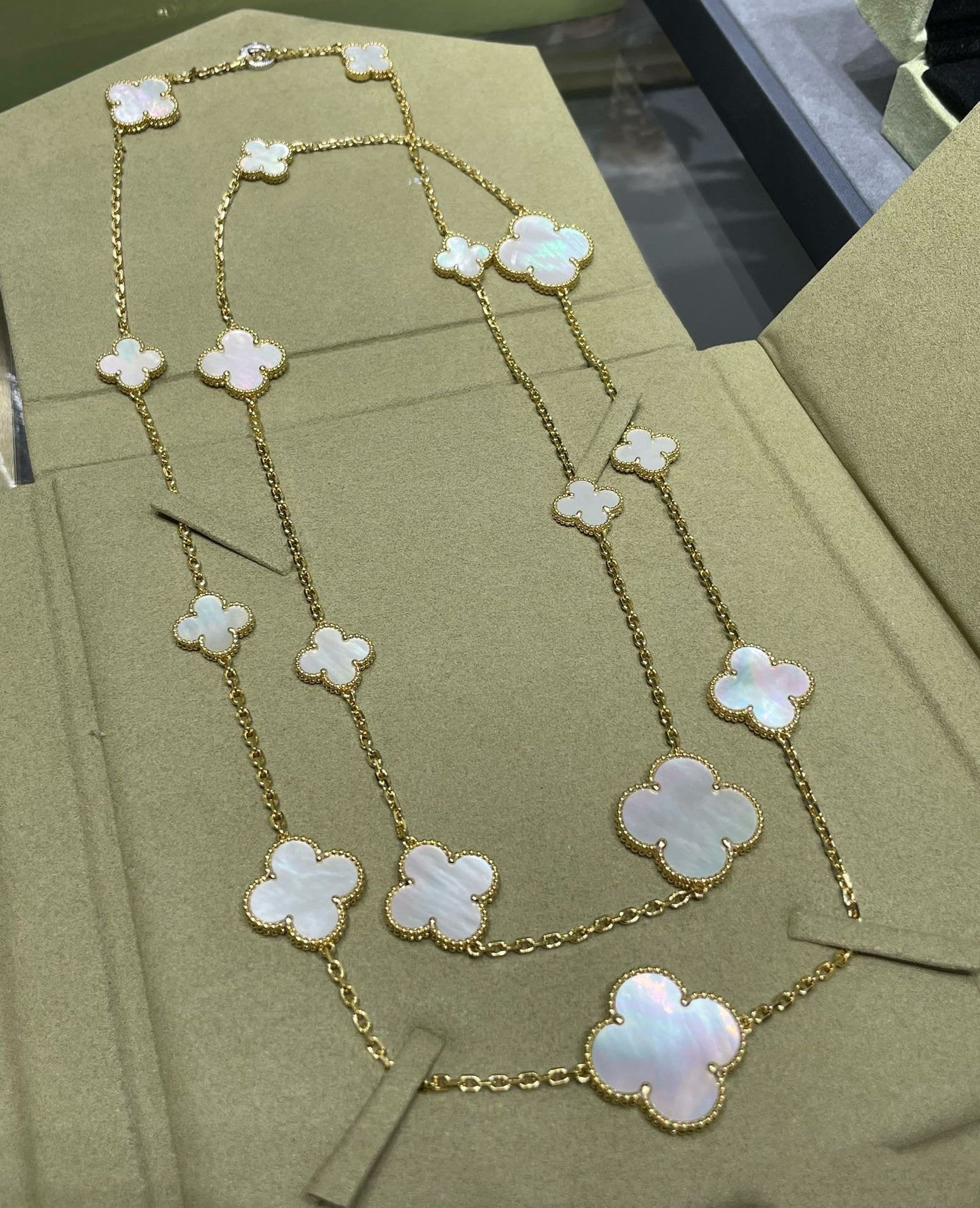 [Radiant Gem]¯CLOVER 16 MOTIF WHITE MOP GOLD NECKLACE