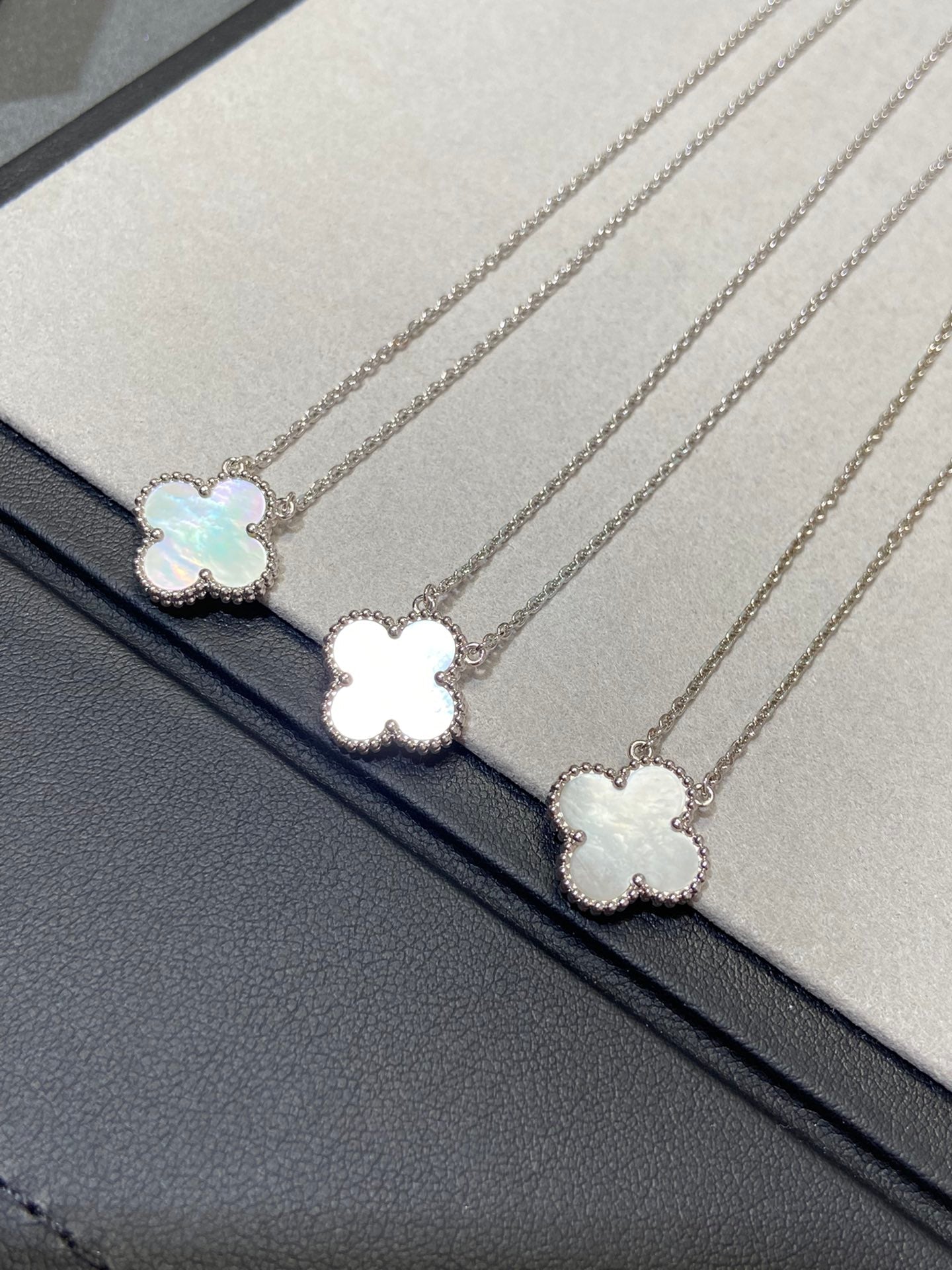 [Radiant Gem]¯CLOVER MEDIUM SILVER WHITE MOP NECKLACE