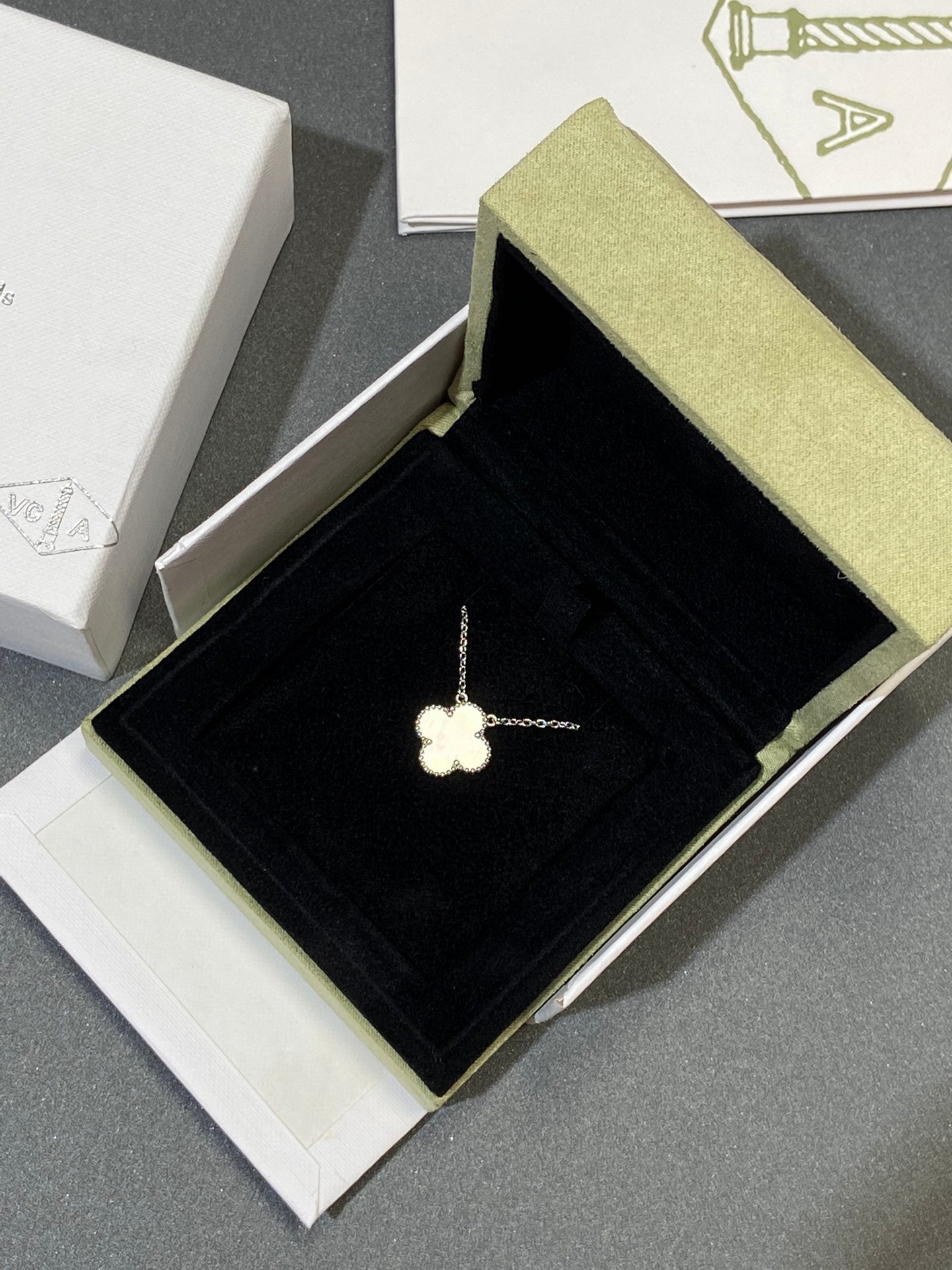 [Radiant Gem]¯CLOVER MEDIUM SILVER WHITE MOP NECKLACE