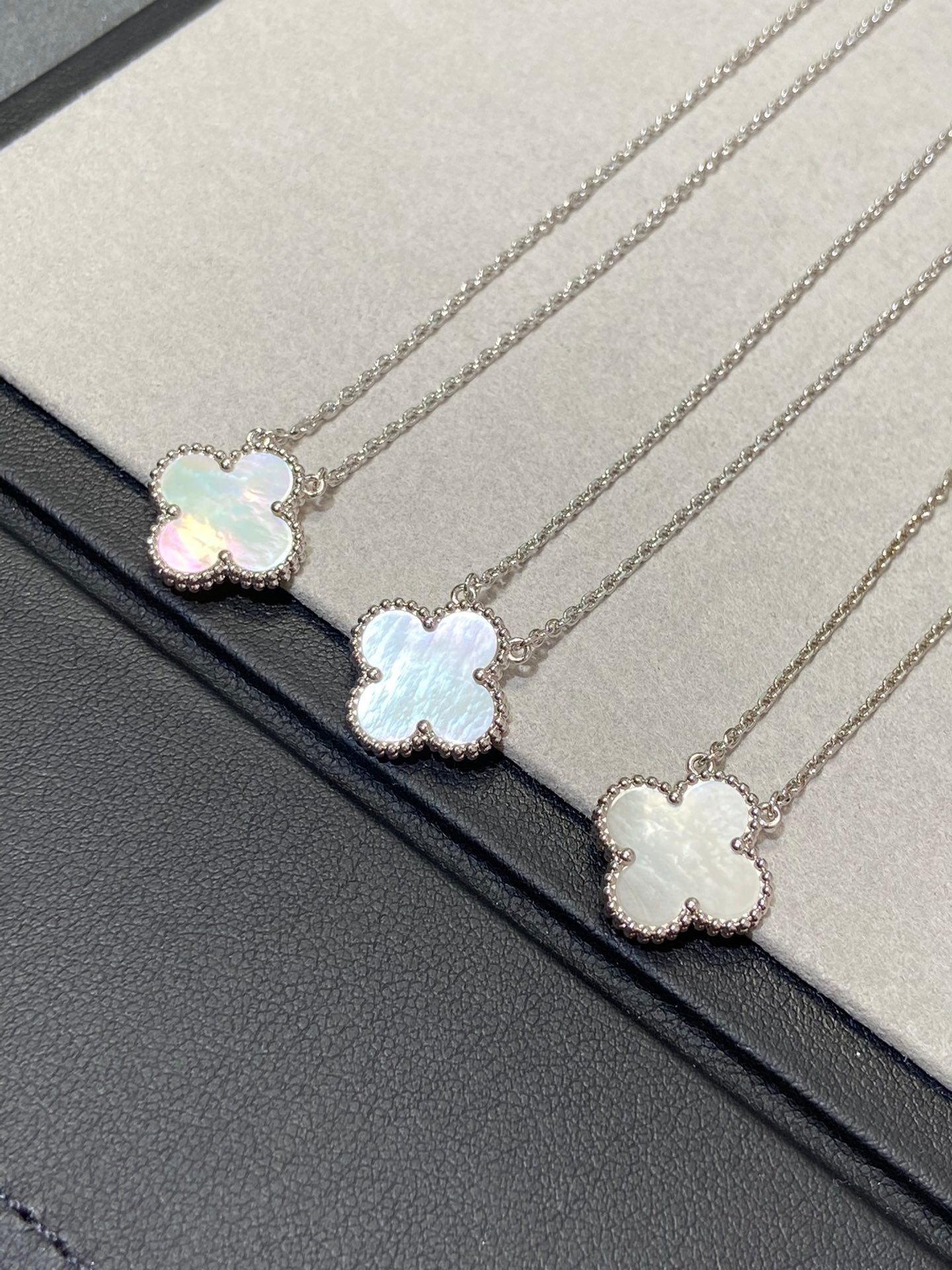 [Radiant Gem]¯CLOVER MEDIUM SILVER WHITE MOP NECKLACE