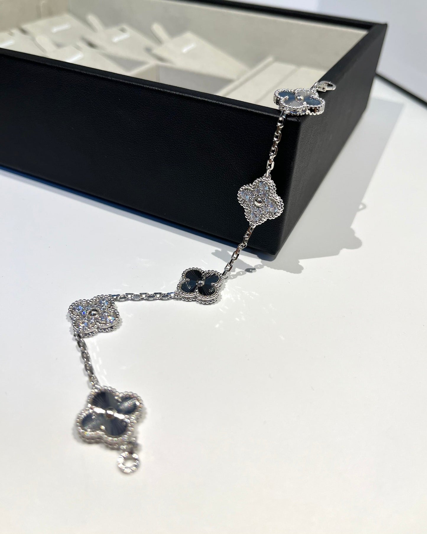 [Radiant Gem]New  CLOVER 5 MOTIF LASER BRACELET COLLECTION