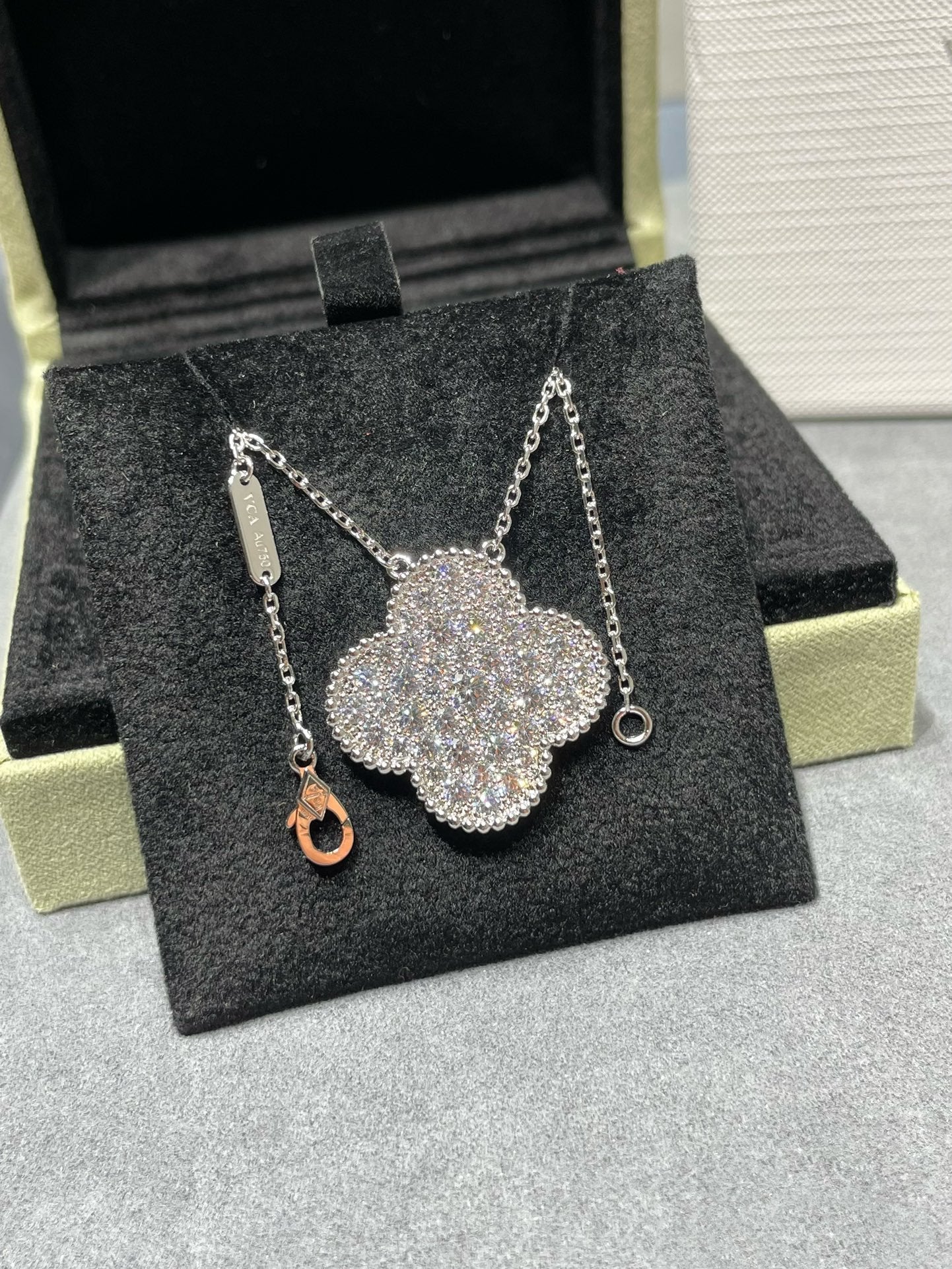 [Radiant Gem]¯CLOVER 25MM LARGE PENDANT DIAMOND PAVED SILVER NECKLACE