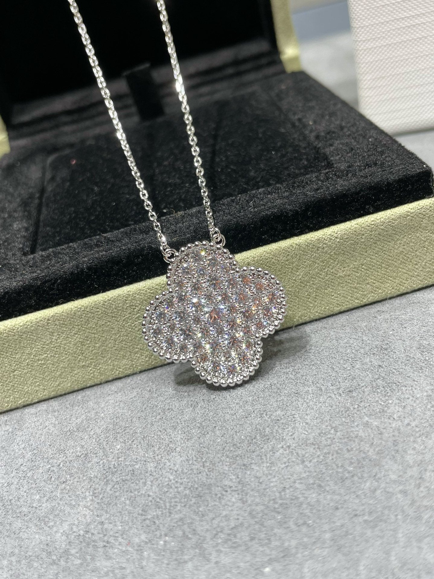 [Radiant Gem]¯CLOVER 25MM LARGE PENDANT DIAMOND PAVED SILVER NECKLACE
