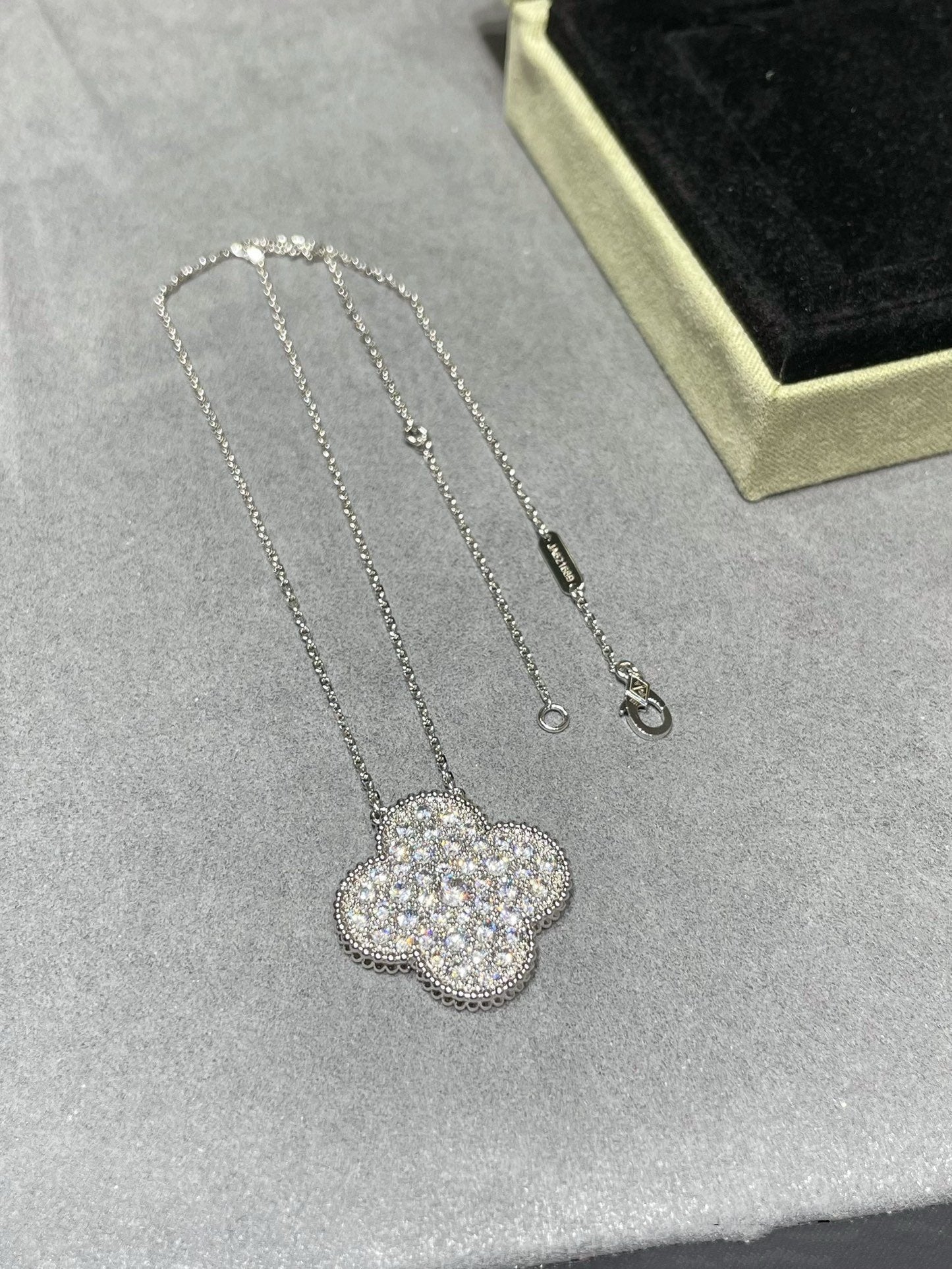 [Radiant Gem]¯CLOVER 25MM LARGE PENDANT DIAMOND PAVED SILVER NECKLACE