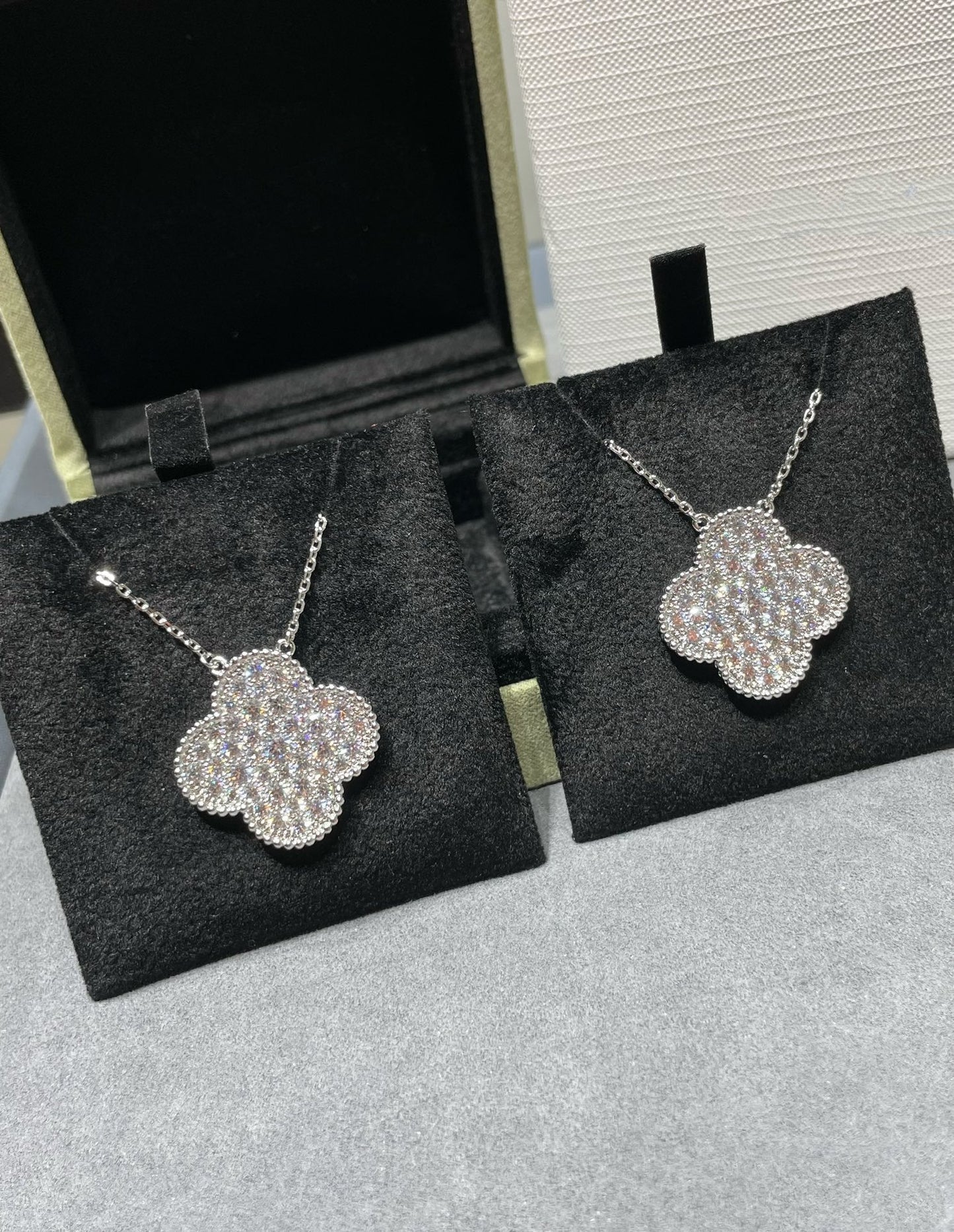 [Radiant Gem]¯CLOVER 25MM LARGE PENDANT DIAMOND PAVED SILVER NECKLACE