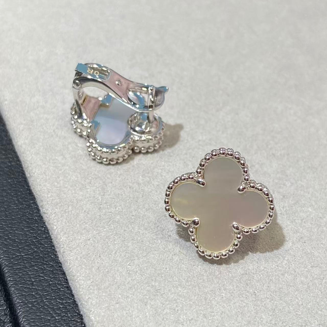 [Radiant Gem] CLOVER LARGE (20mm) 1 MOTIFS WHITE MOP STUD EARRINGS