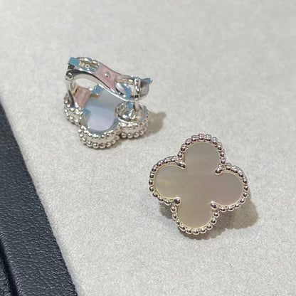 [Radiant Gem] CLOVER LARGE (20mm) 1 MOTIFS WHITE MOP STUD EARRINGS