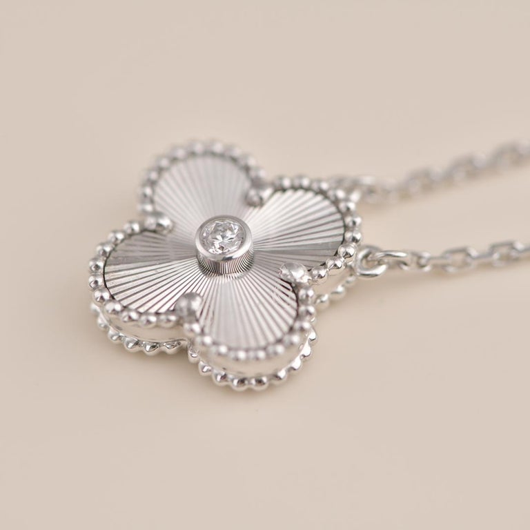 [Radiant Gem]¯CLOVER  15MM DIAMOND LASER NECKLACE SILVER