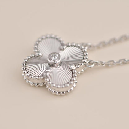 [Radiant Gem]¯CLOVER  15MM DIAMOND LASER NECKLACE SILVER