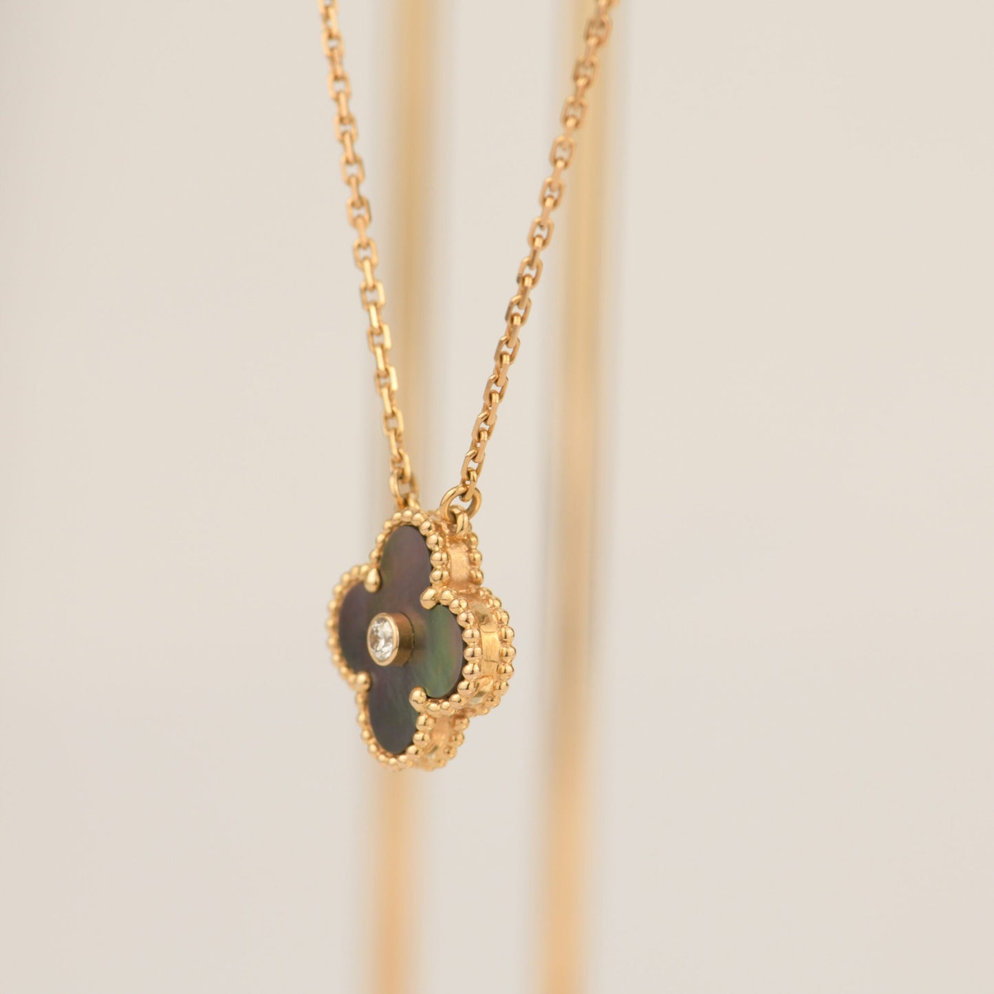 [Radiant Gem]¯CLOVER 15MM DIAMOND AND MOTHER-OF-GREY NECKLACE