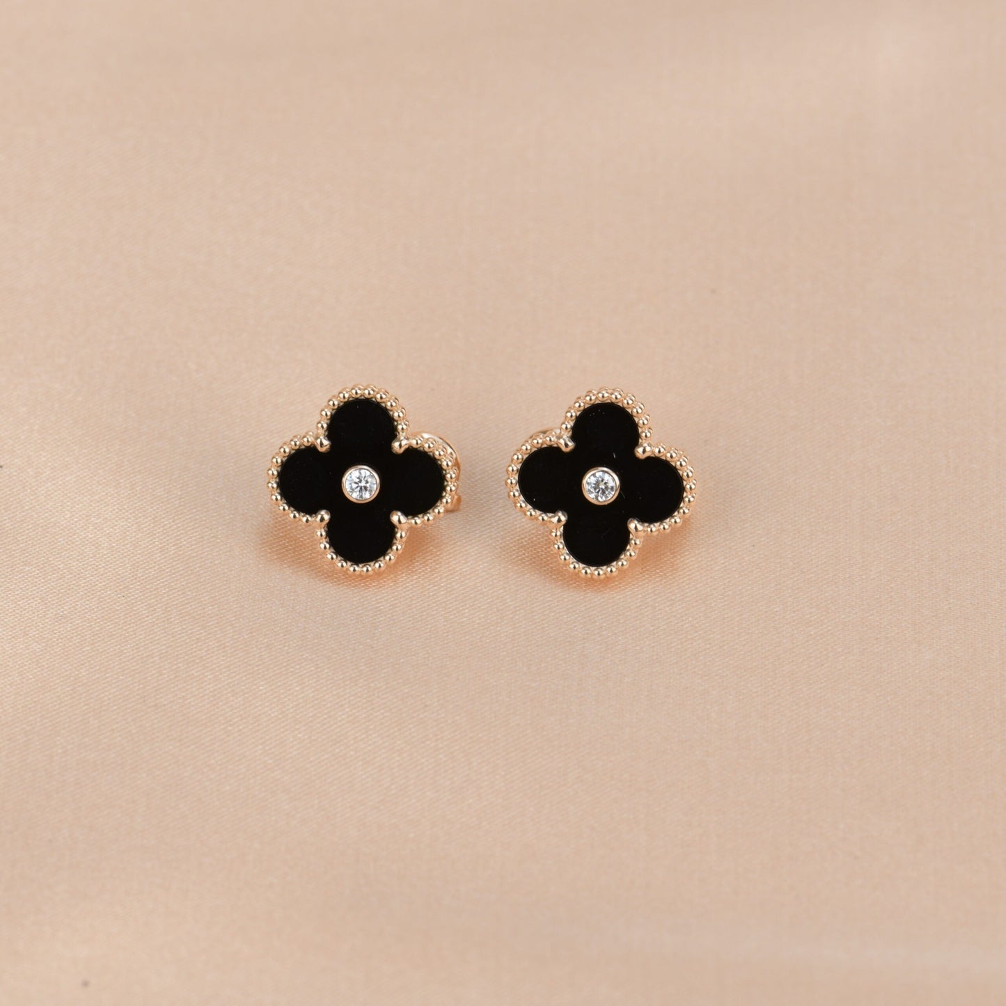 [Radiant Gem]¯CLOVER MEDIUM 1 MOTIFS ONYX DIAMOND EARRINGS