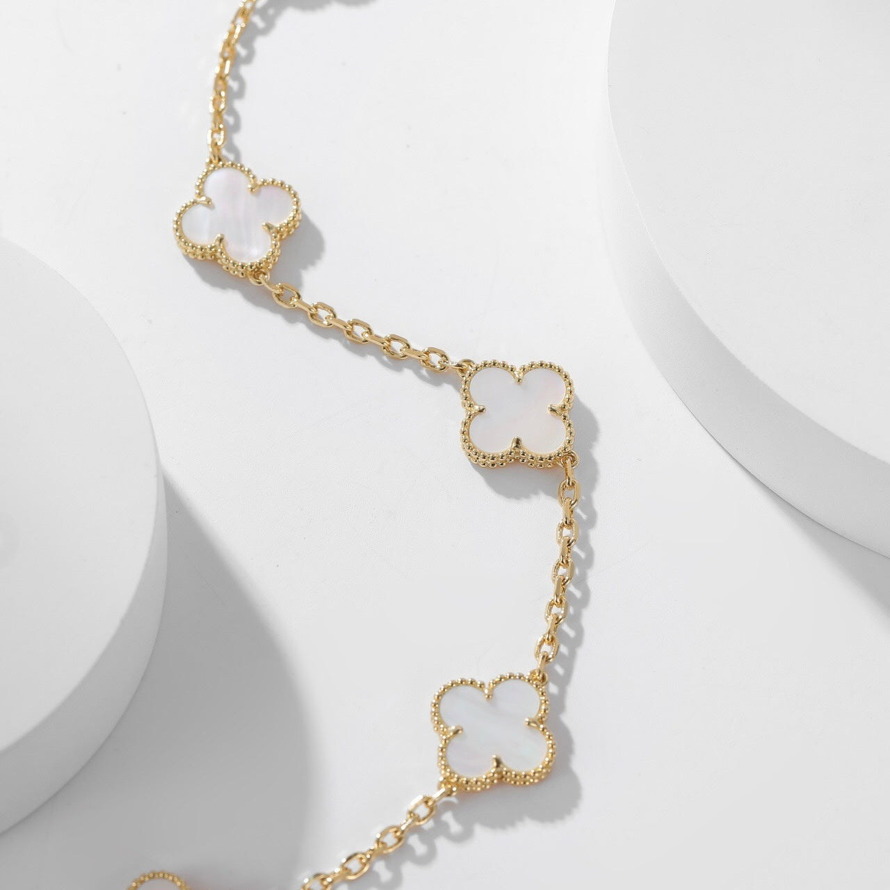 [Radiant Gem]¯CLOVER 10 MOTIFS WHITE MOTHER OF PEARL NECKLACE