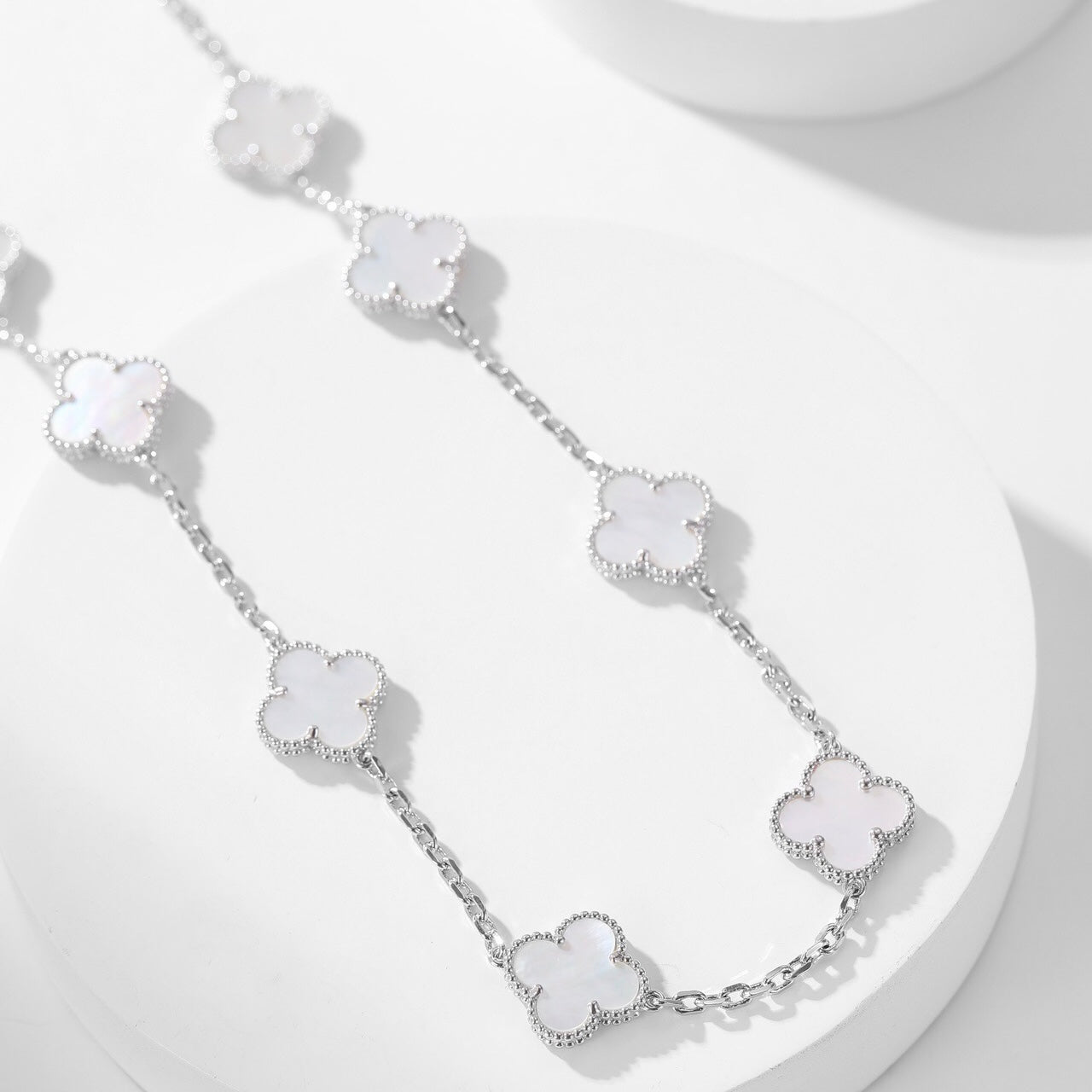 [Radiant Gem]¯CLOVER 10 MOTIFS WHITE MOTHER OF PEARL NECKLACE
