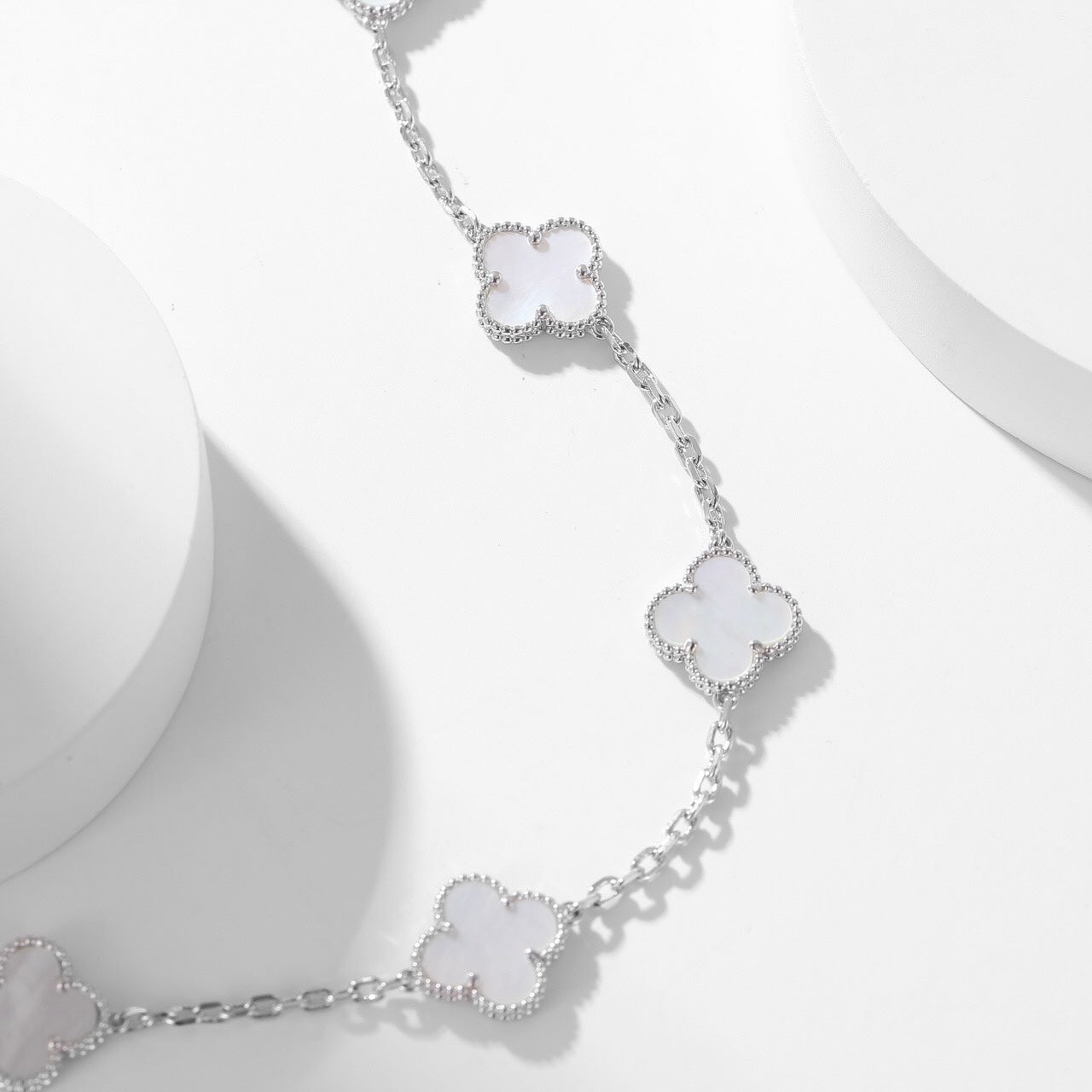 [Radiant Gem]¯CLOVER 10 MOTIFS WHITE MOTHER OF PEARL NECKLACE