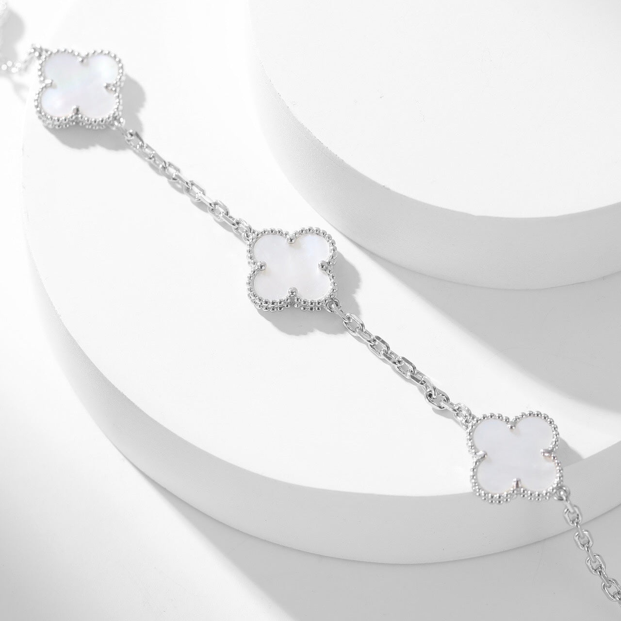 [Radiant Gem]¯CLOVER 10 MOTIFS WHITE MOTHER OF PEARL NECKLACE