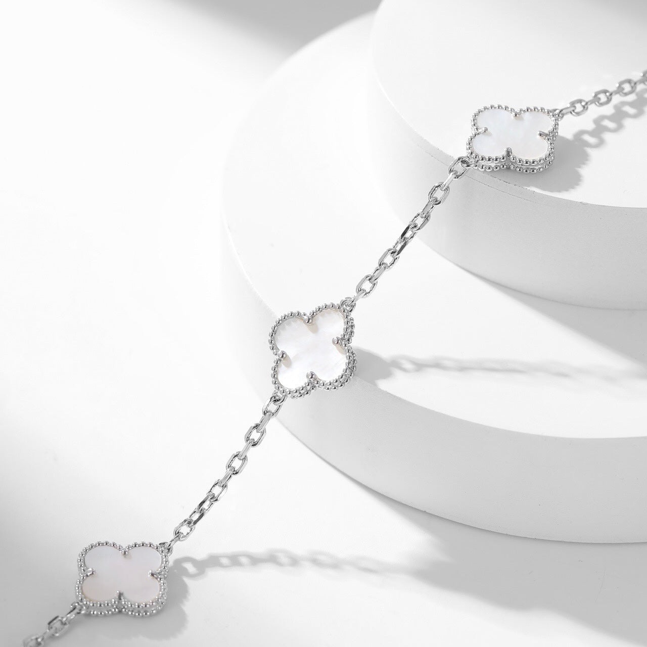 [Radiant Gem]¯CLOVER 10 MOTIFS WHITE MOTHER OF PEARL NECKLACE