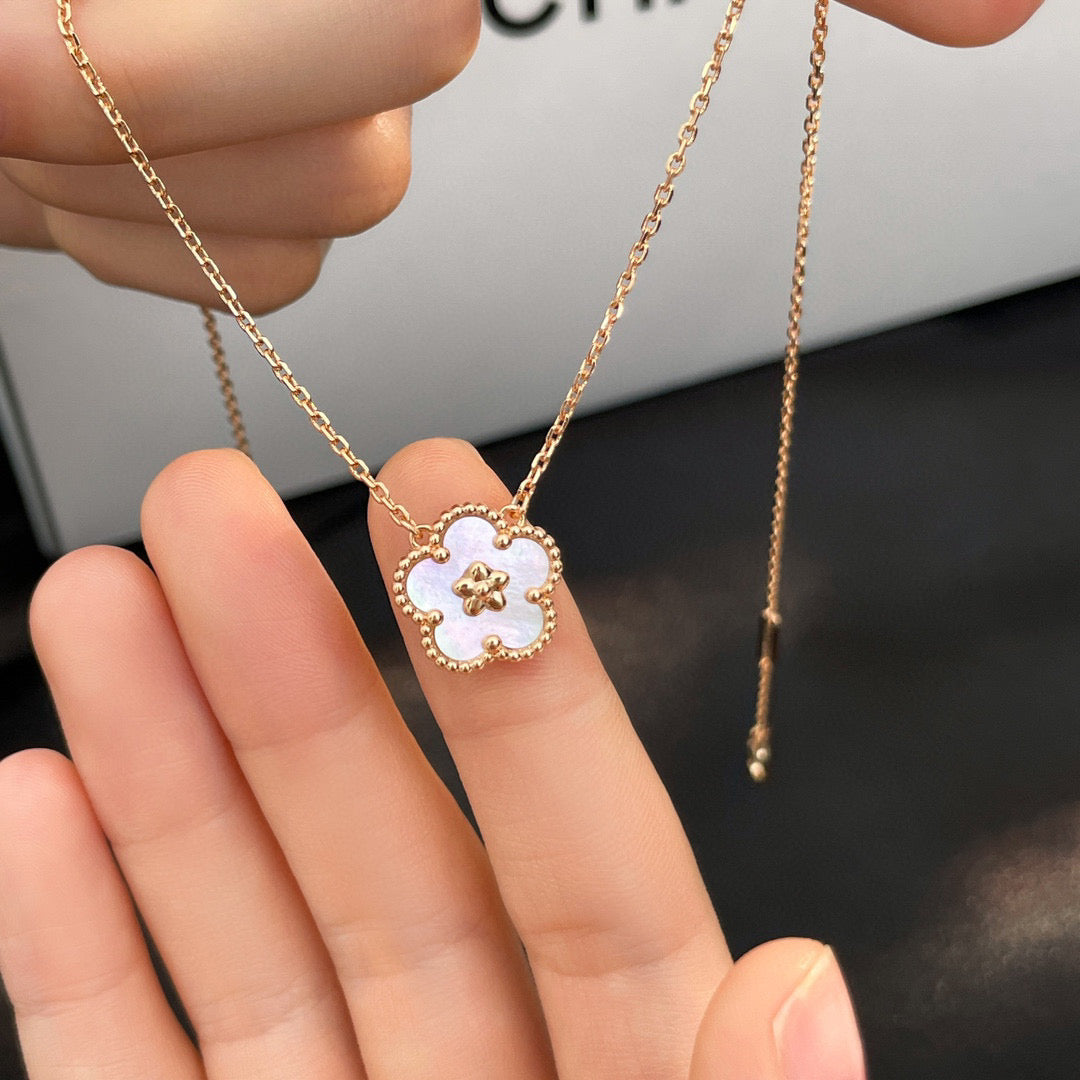 [Radiant Gem]¯LUCKY  WHITE MOP  PLUM BLOSSOM NECKLACE